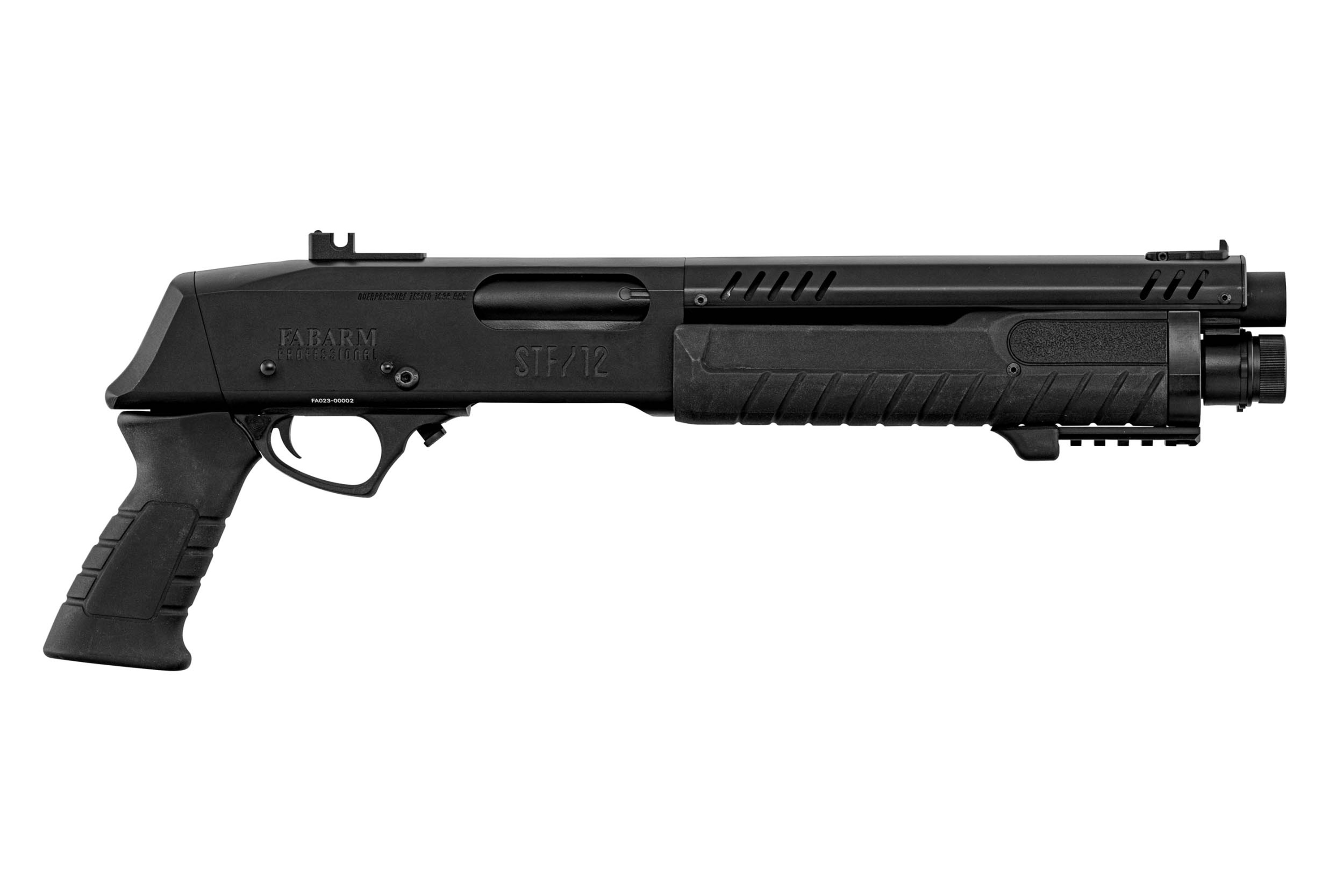 Schwarze taktische Schrotflinte Fabarm STF 12 mit Pistolengriff, Pumpmechanismus und integrierter Schiene für Zubehör.
