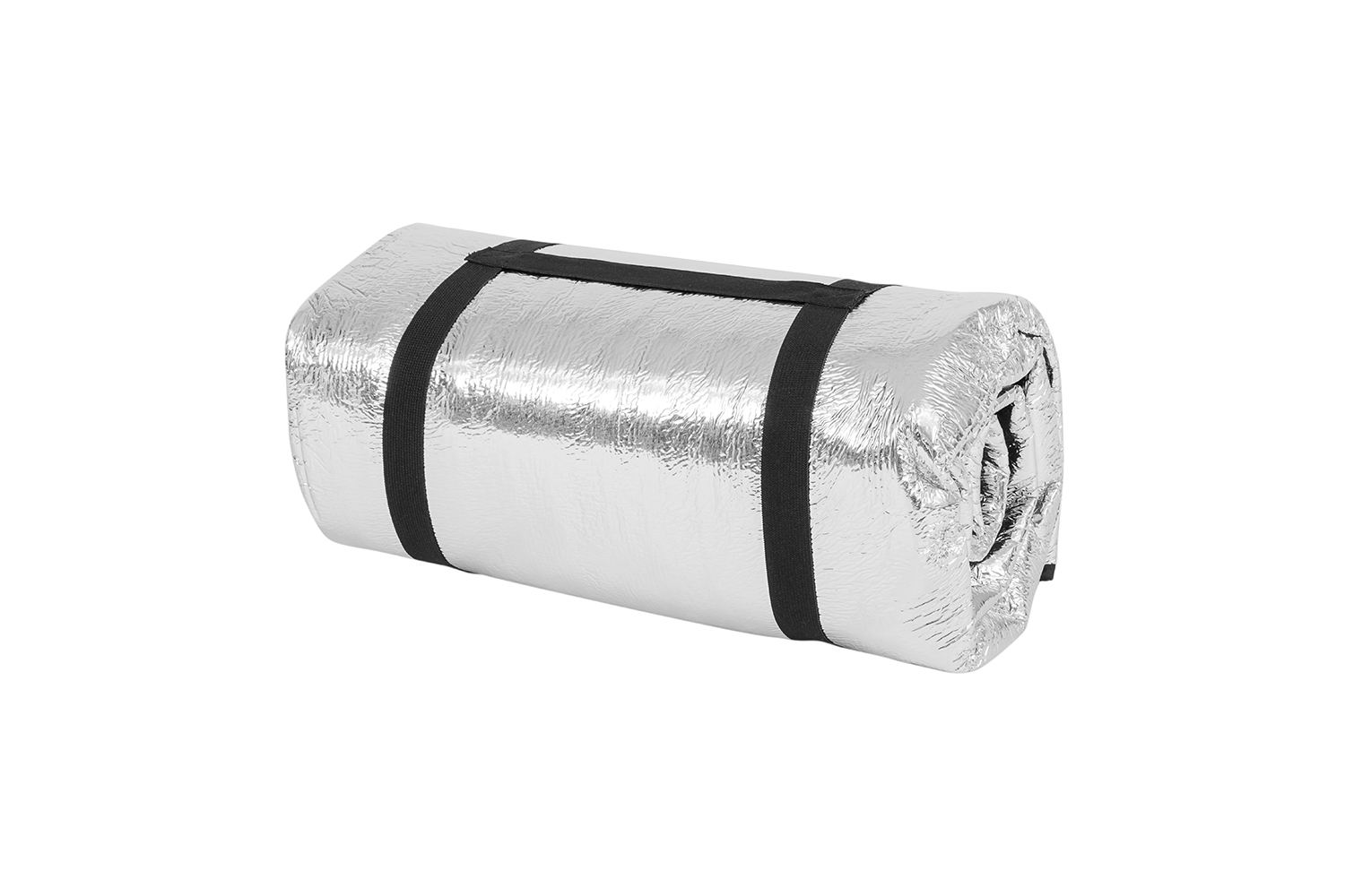Eine aufgerollte silberne Thermo-Schlafmatte, die mit zwei schwarzen Gummibändern befestigt ist, isoliert auf einem schlichten weißen Hintergrund.