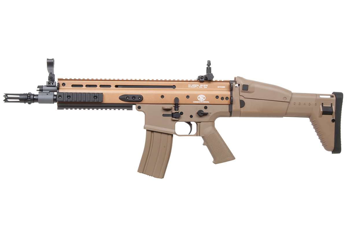 FN SCAR-L Airsoft-Gewehr in der Farbe Hellbraun mit klappbarem Schaft, Metallgehäuse und taktischem Schienensystem.
