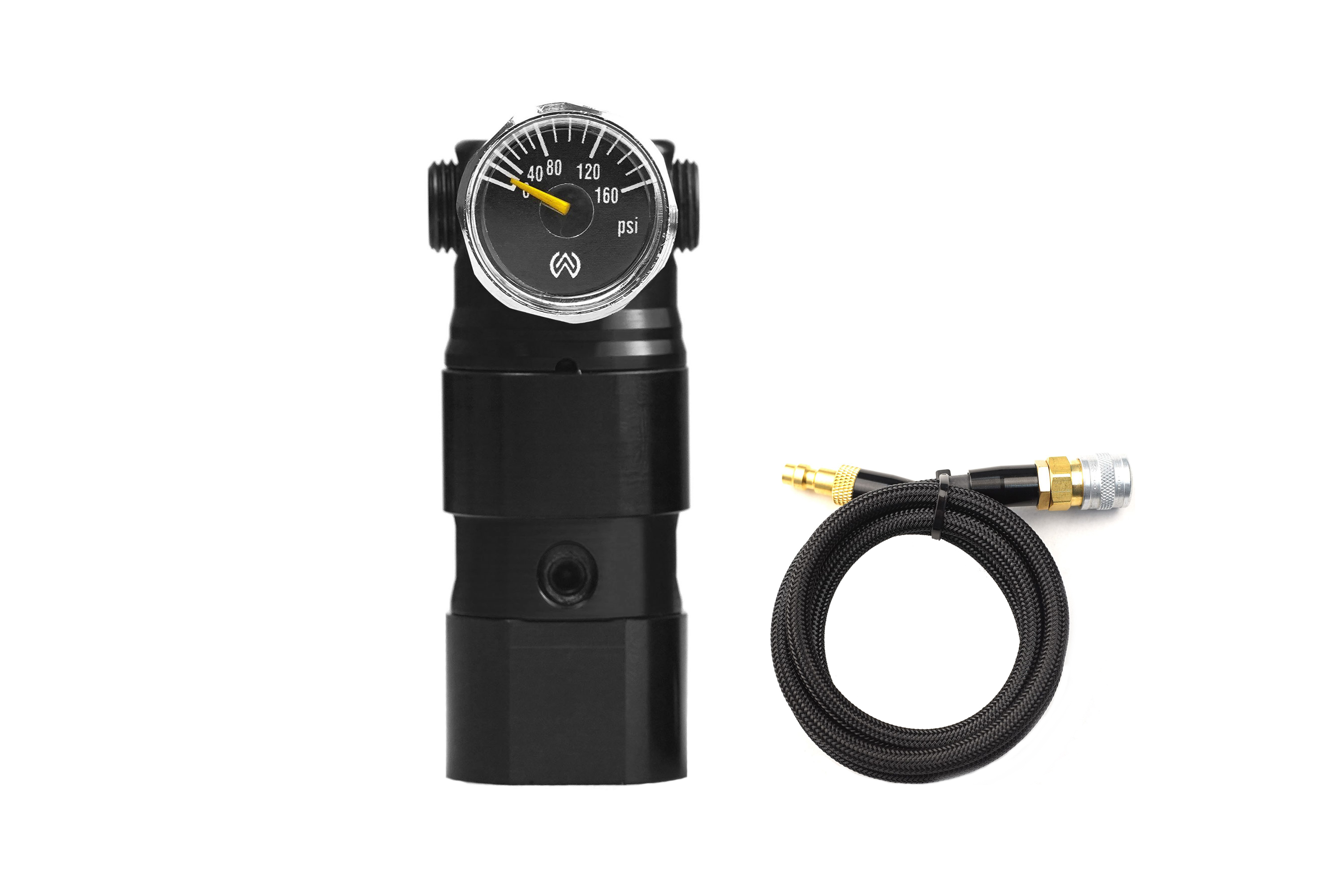 Schwarzer Luftgewehrregler mit integriertem PSI-Manometer und einem spiralförmigen schwarzen Hochdruckfüllschlauch im Lieferumfang enthalten.