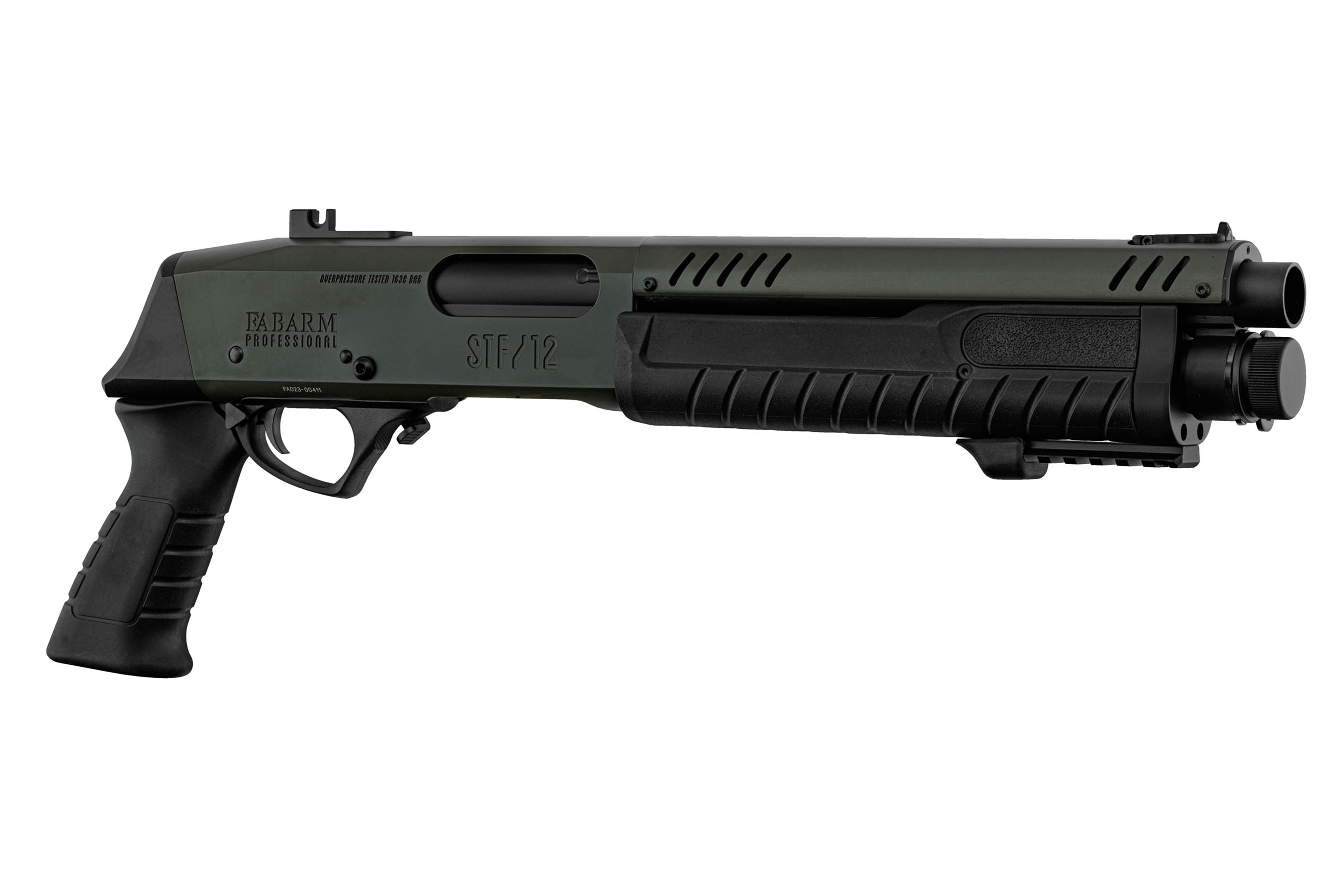 Taktische Schrotflinte Fabarm Professional STF/12 in Olivgrün und Schwarz mit Pistolengriff und Schienenzubehörhalterung.