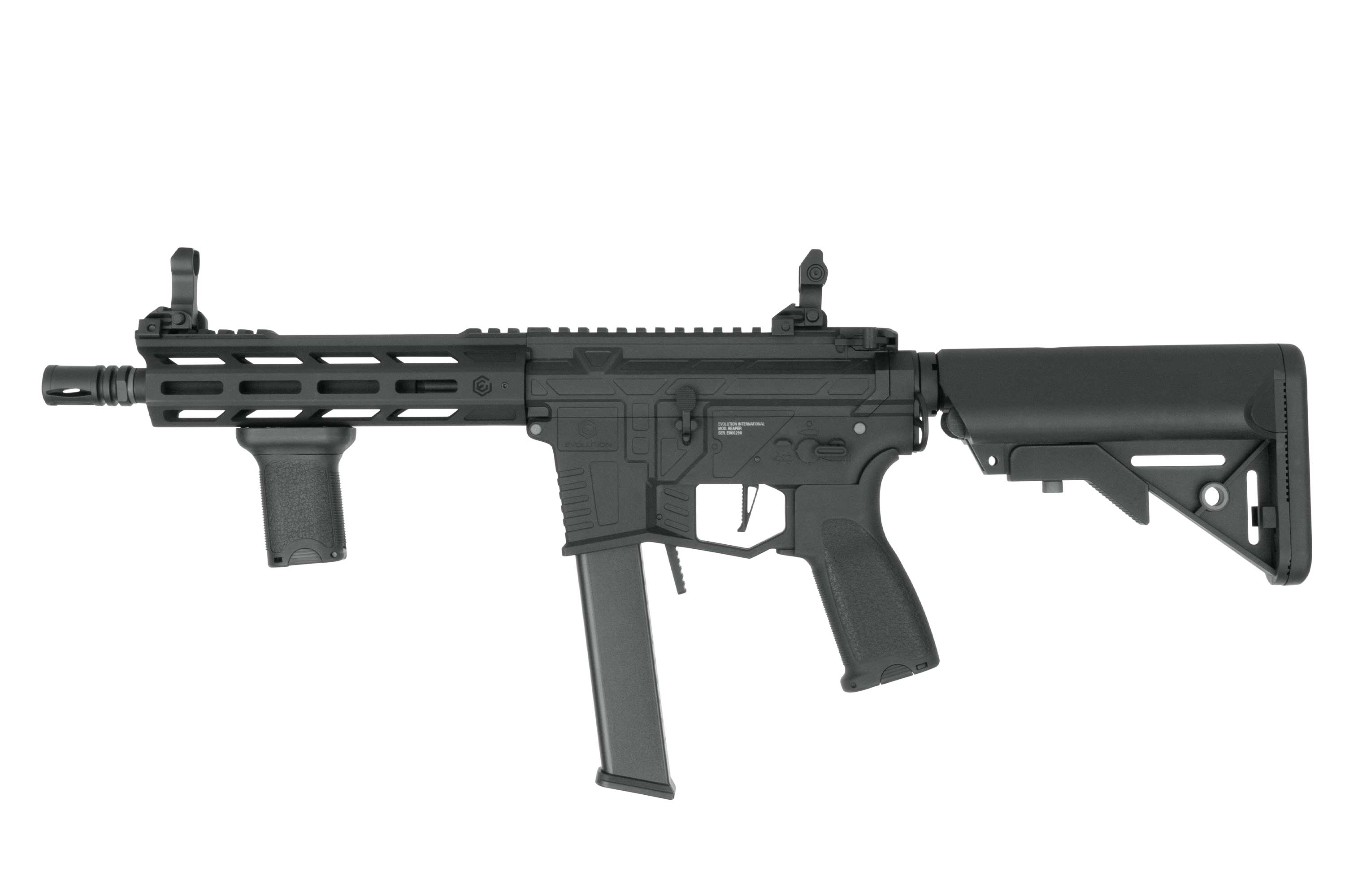 Black Evolution International Airsoft-Karabiner mit taktischem Handschutz, vertikalem Vordergriff und verstellbarem Schaft.