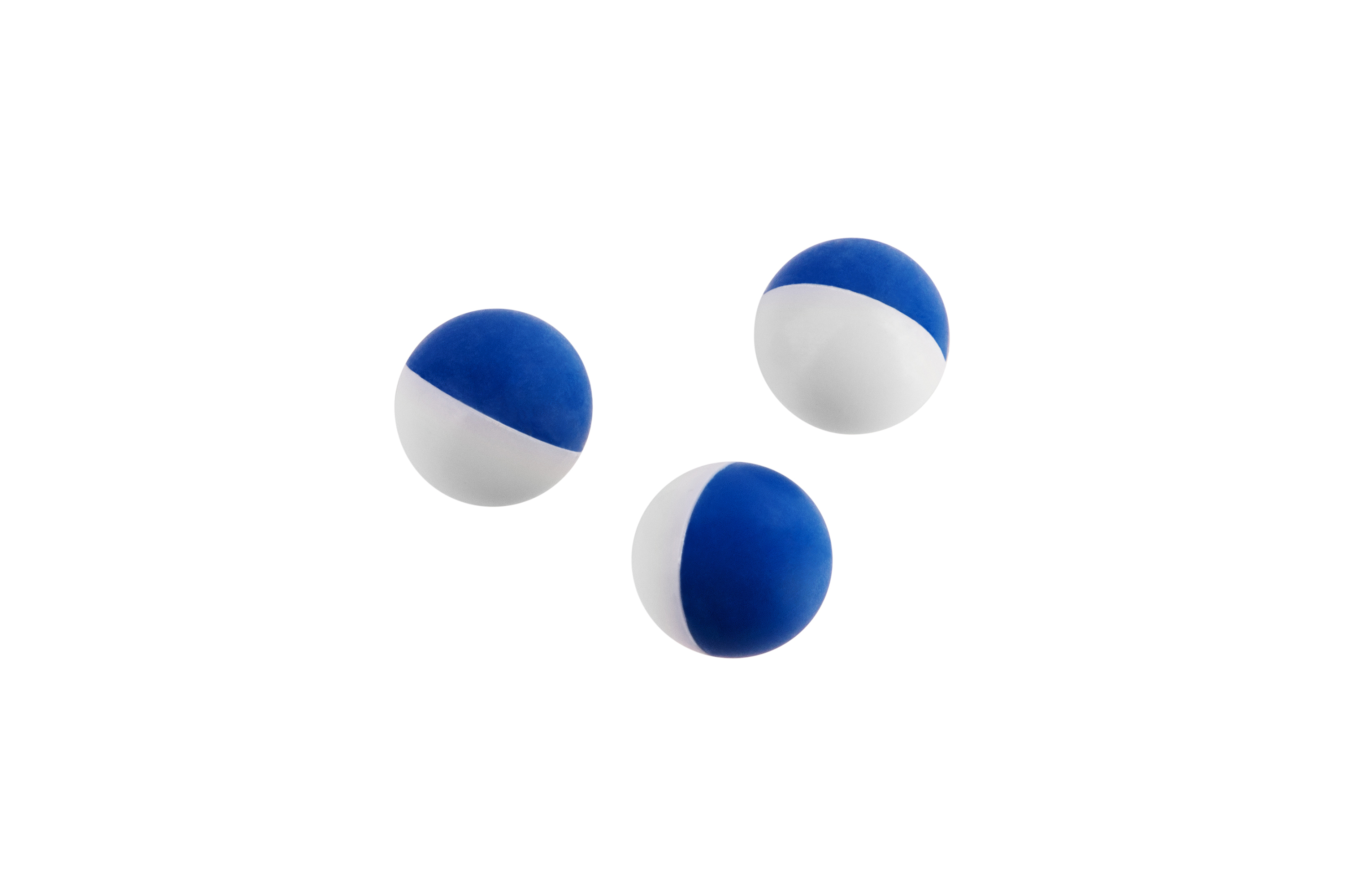 Drei kugelförmige Gummibälle für das Training, jeweils mit einem zweifarbigen Design, jeweils zur Hälfte blau und zur Hälfte weiß.