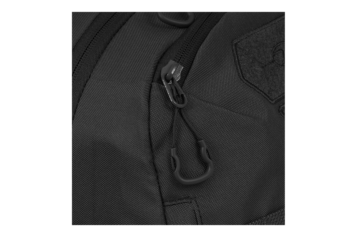 Nahaufnahme einer schwarzen Tasche für taktische Ausrüstung mit robustem Reißverschluss und robuster, ergonomischer Zuglasche für einfachen Zugriff.
