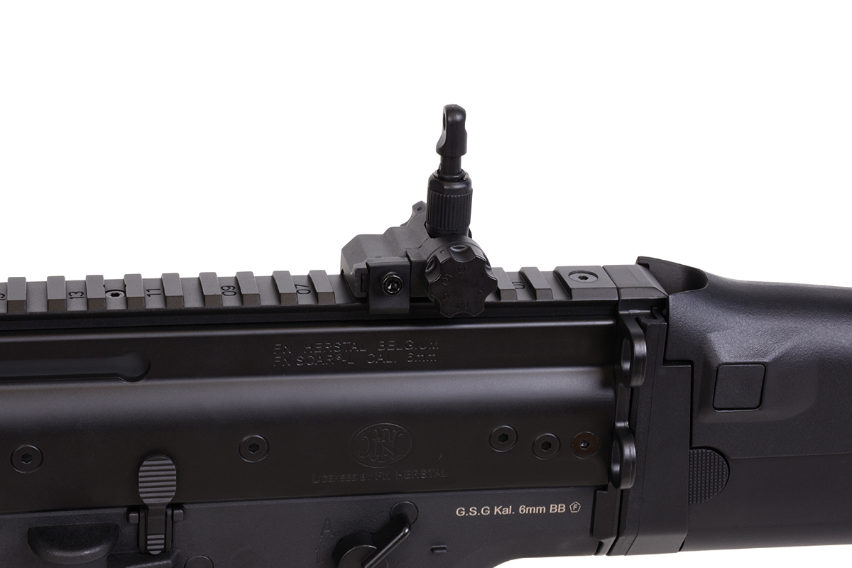 Schwarzer FN SCAR-L Airsoft-Gewehrbehälter mit integrierter Picatinny-Schiene und verstellbarem, hochklappbarem hinterem Visier aus Eisen.