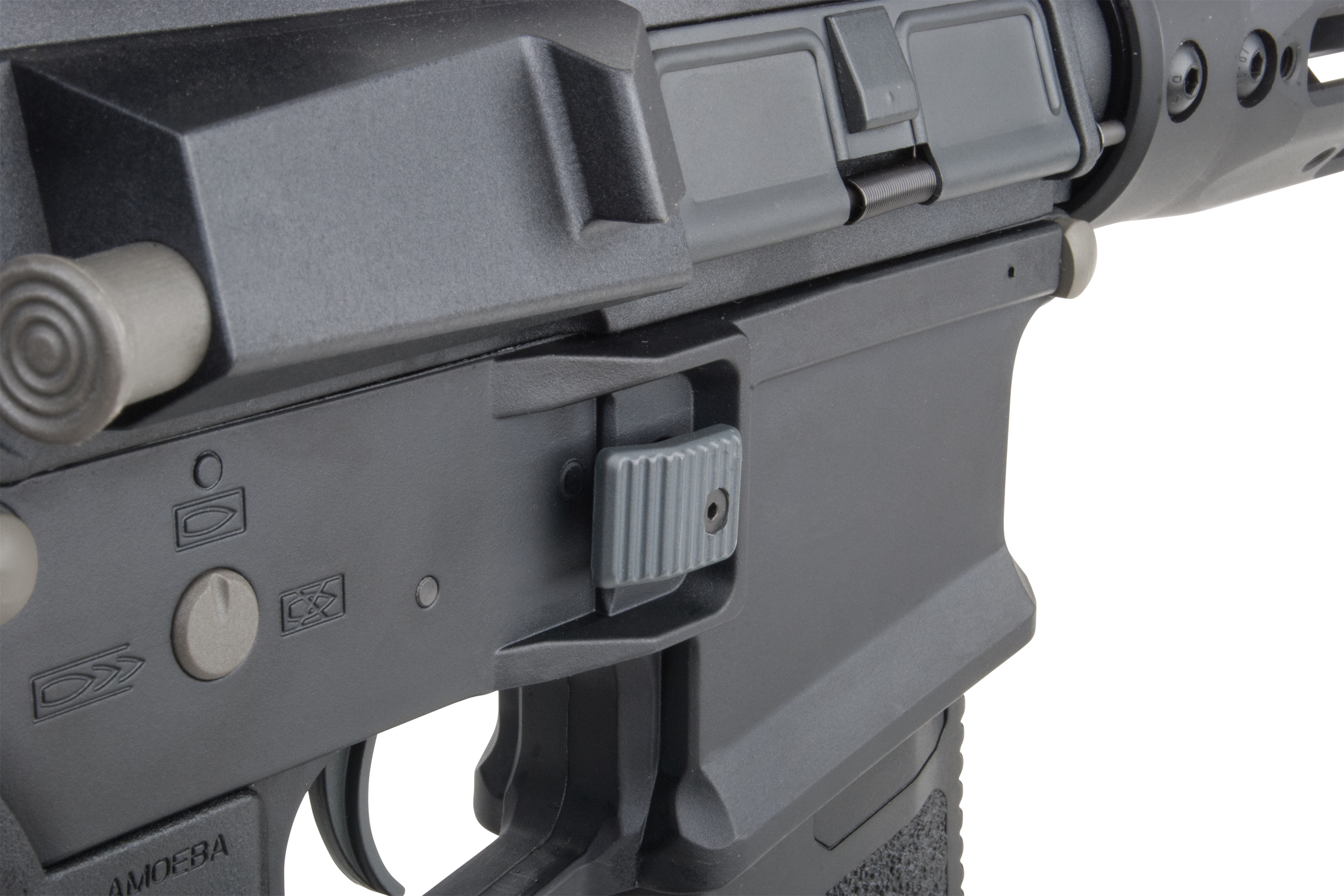Nahaufnahme des schwarzen Ares Amoeba Airsoft-Gewehrgehäuses mit strukturiertem Magazinauslöseknopf und Feuerwahlschalter.