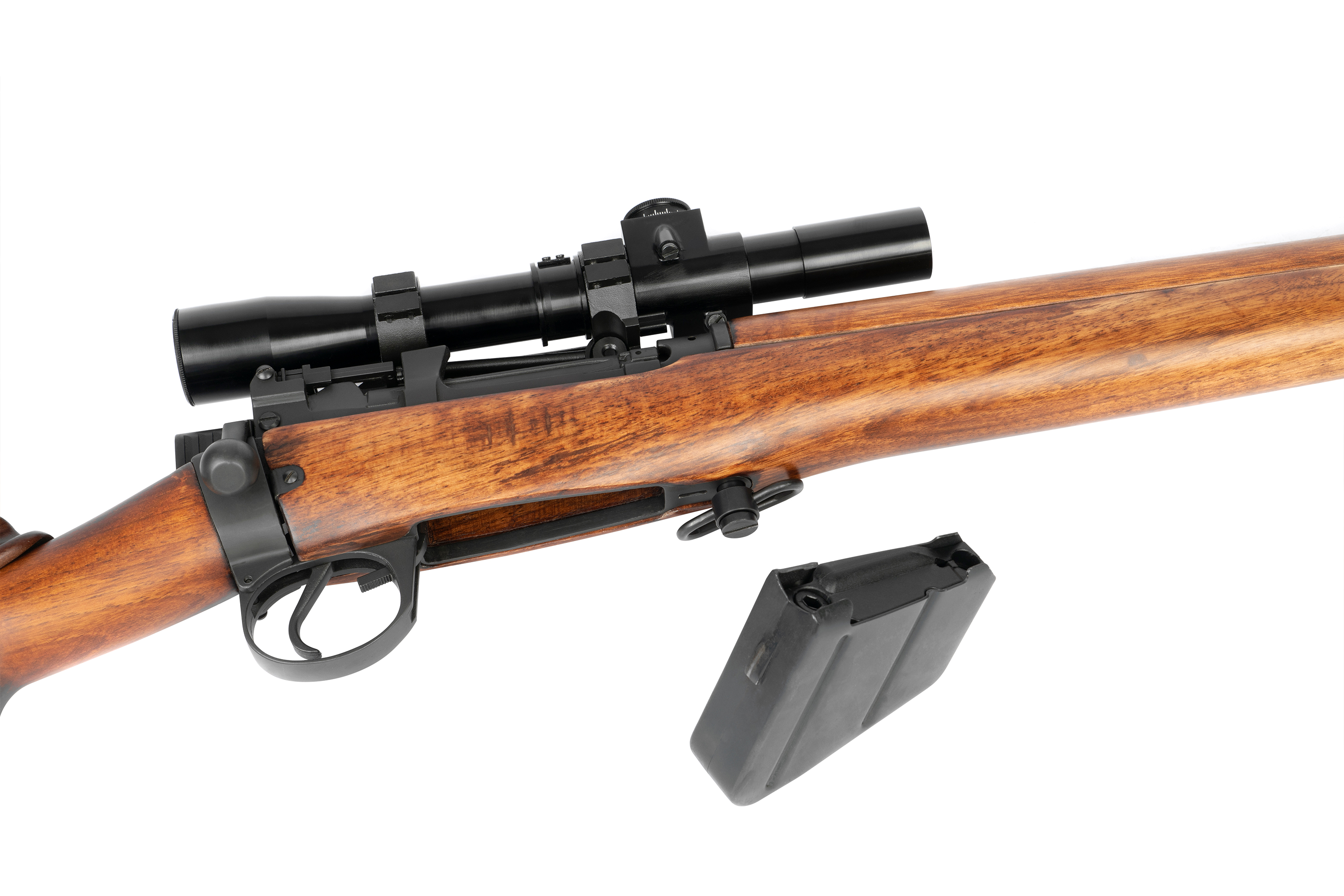 Luftgewehr mit Holzschaft, schwarzem Zielfernrohr und abnehmbarem Magazin für präzises Schießen.
