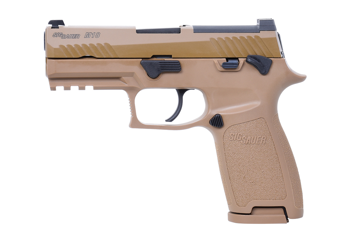 Seitenansicht einer hellbraunen Sig Sauer M18-Luftpistole mit strukturiertem Griff, schwarzen Bedienelementen und integriertem Schienensystem.