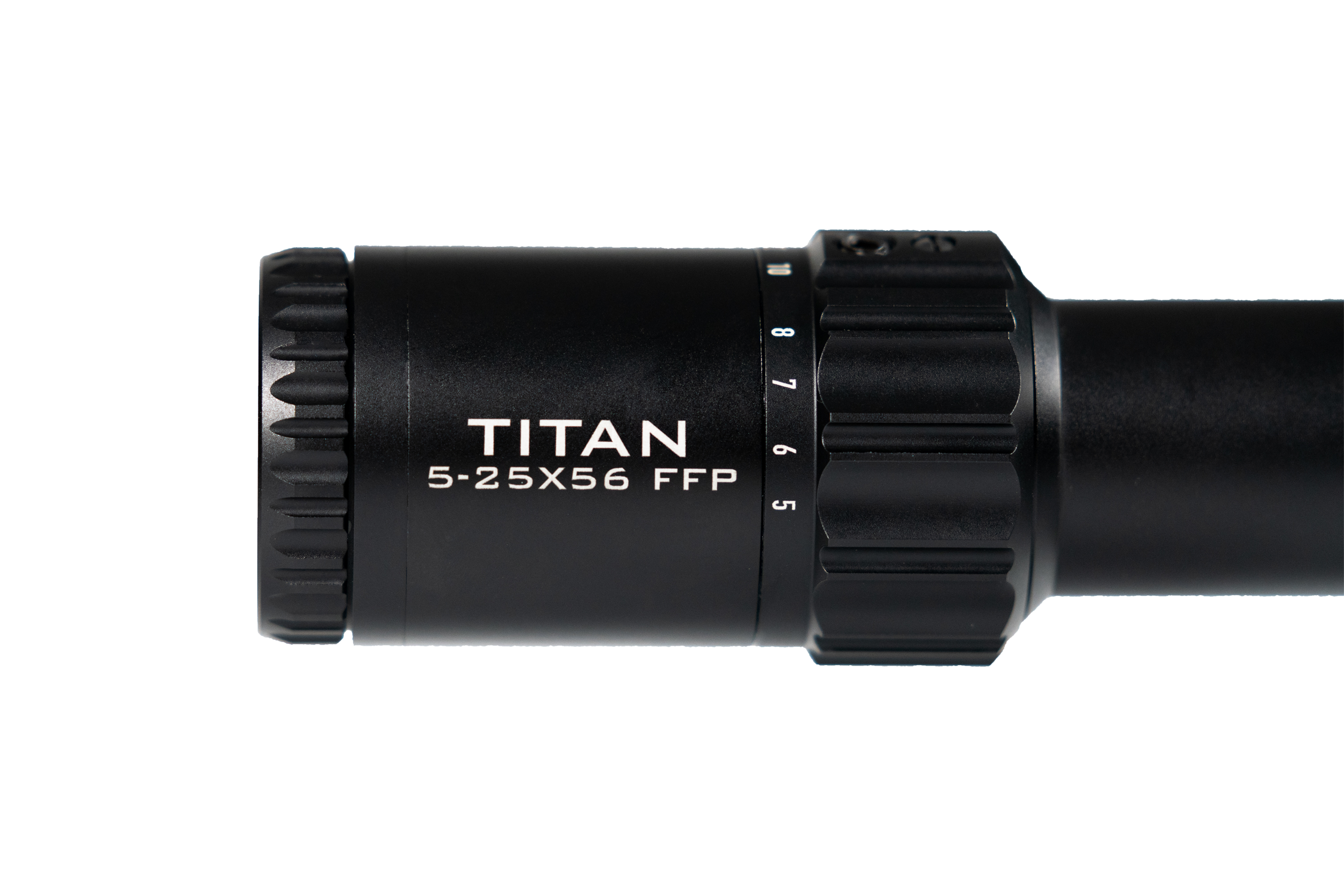 Schwarzer Titan 5-25x56 FFP-Vergrößerungsring für Zielfernrohre mit klaren weißen Markierungen auf weißem Hintergrund.