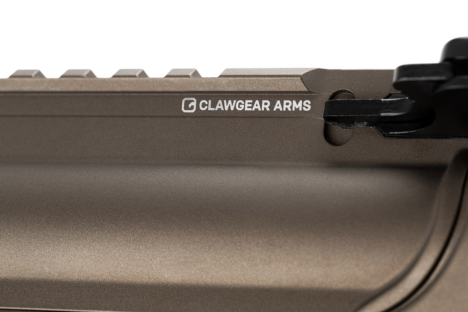 Nahaufnahme einer Clawgear Arms-Schusswaffe mit elegantem braunem Finish und Schienensystem zur Optikbefestigung.