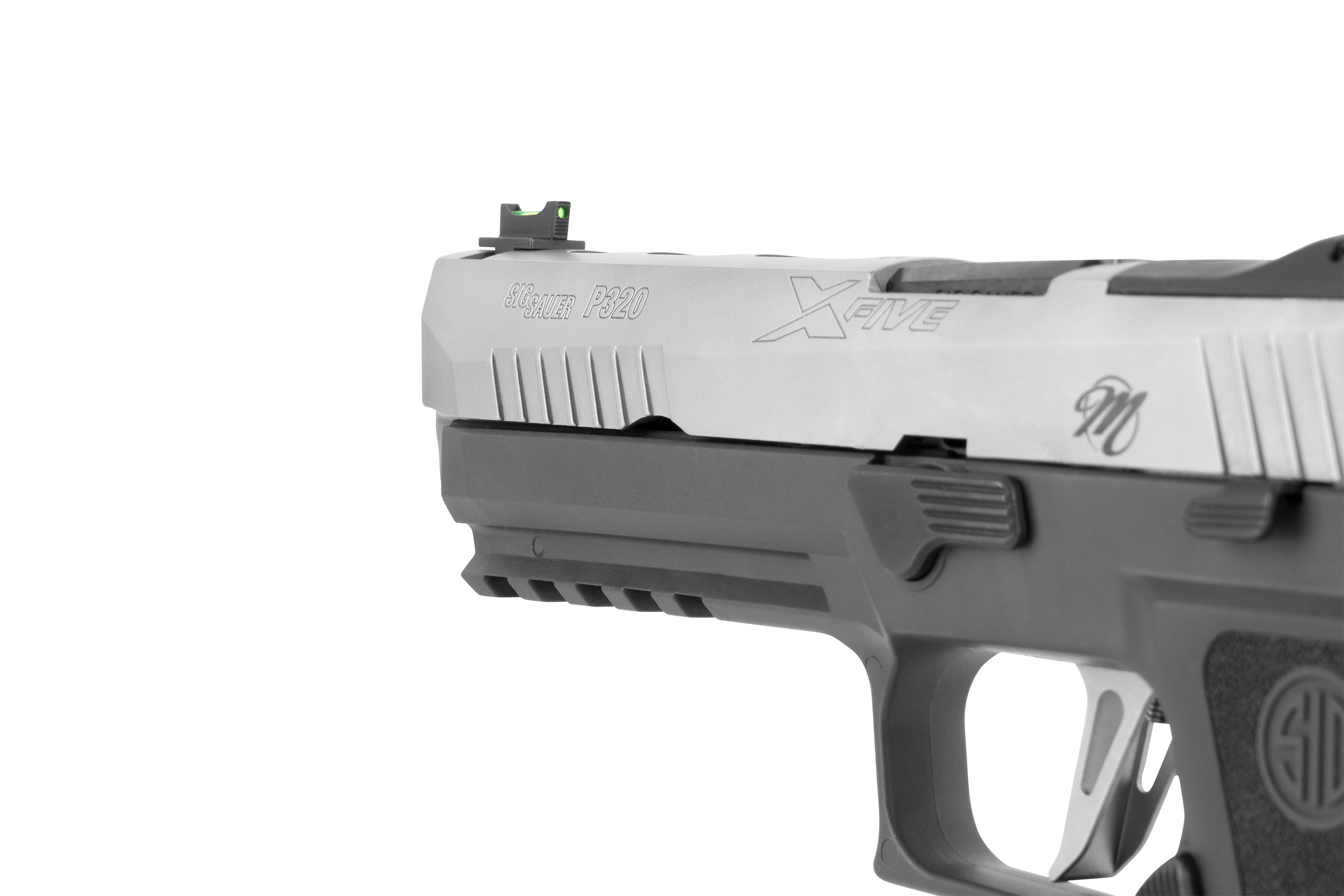 Sig Sauer P320 X-Five Luftpistole mit schlankem Design und grünem Glasfaserkorn.