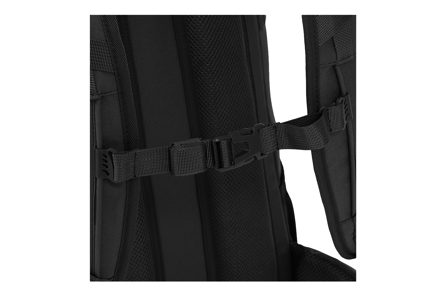 Nahaufnahme eines schwarzen Brustgurts für einen taktischen Rucksack mit verstellbarer Kunststoffschnalle und strapazierfähigem Nylongewebe.