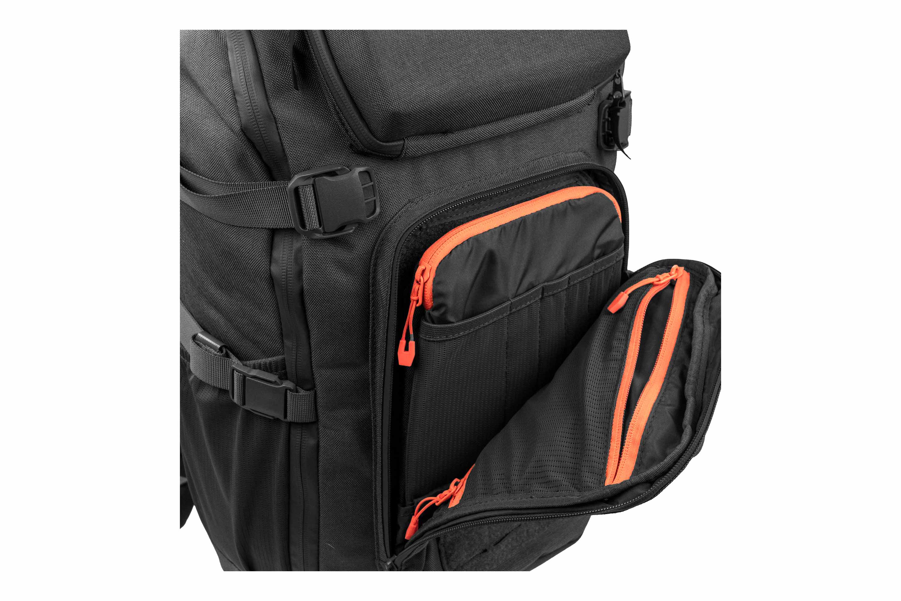 Schwarzer taktischer Rucksack mit offener Seitentasche mit orangefarbenen Reißverschlüssen und internen Organisationsfächern.