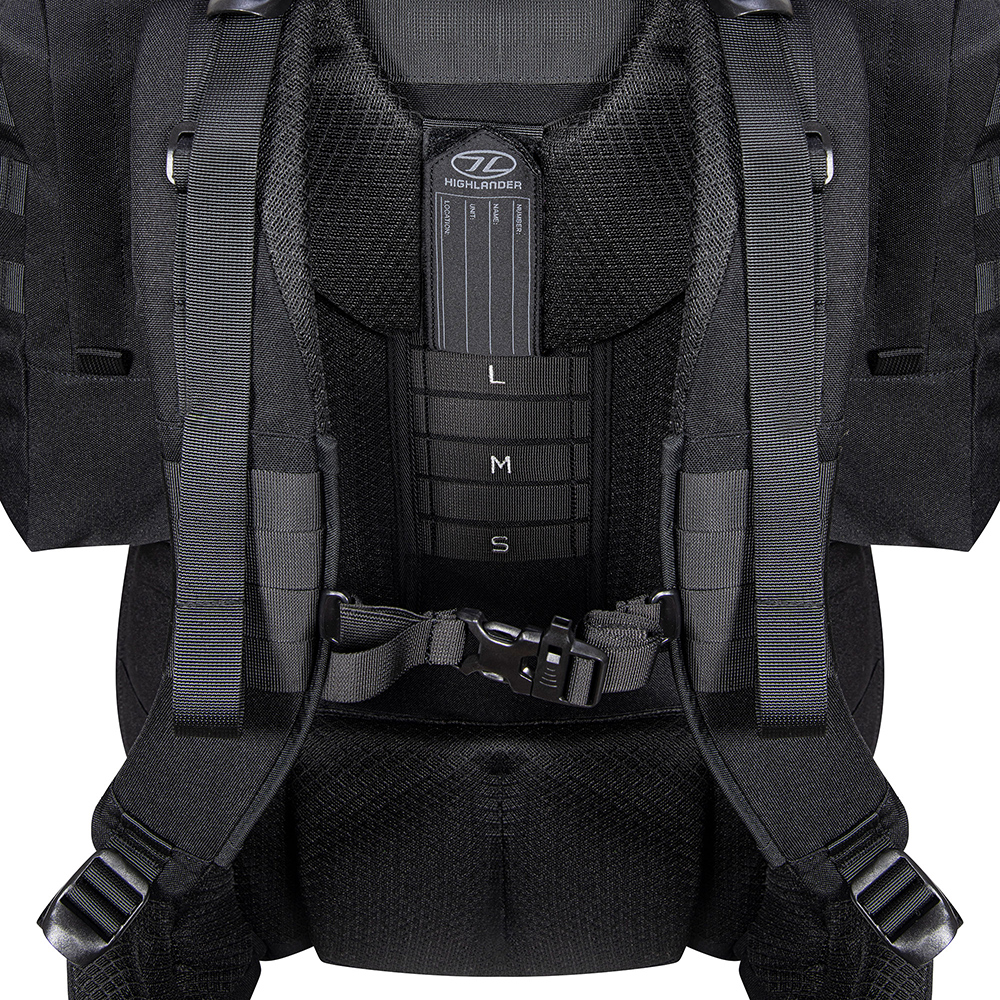 Rückansicht eines schwarzen taktischen Highlander-Rucksacks mit verstellbarem Rückenteil und den Größeneinstellungen L, M und S.