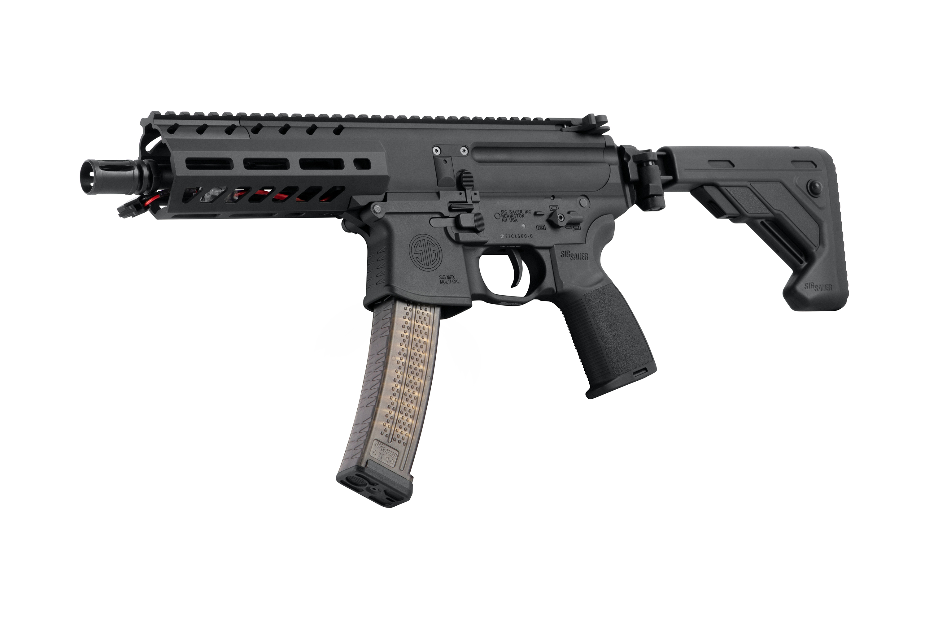 Schwarzes Sig Sauer MPX-Luftgewehr mit taktischem Handschutz, verstellbarem Schaft und durchscheinendem Magazin auf weißem Hintergrund.