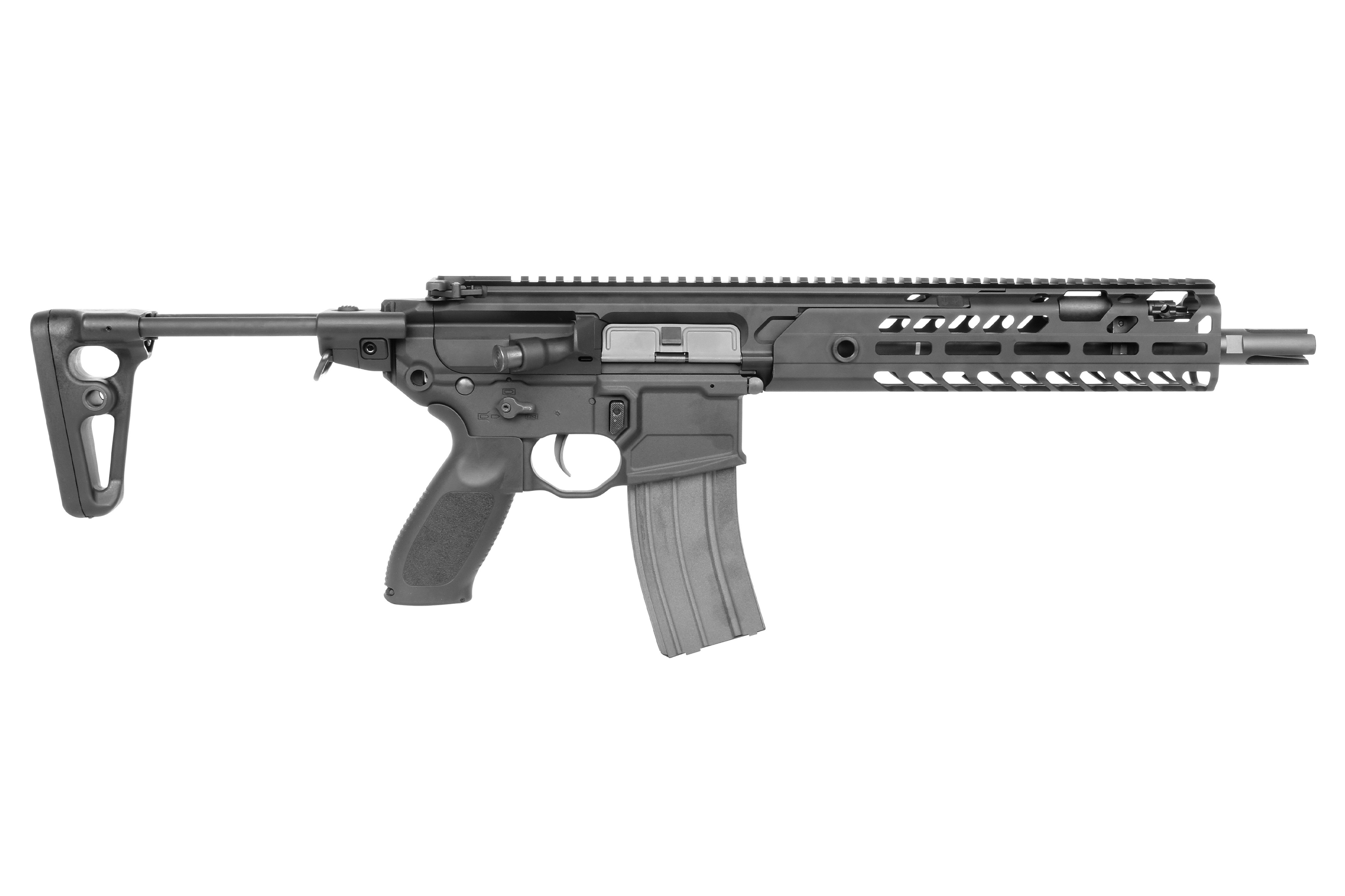Schwarzes Sig Sauer MCX Virtus Luftgewehr mit modularem Handschutz, verstellbarem Schaft und Magazin auf weißem Hintergrund.