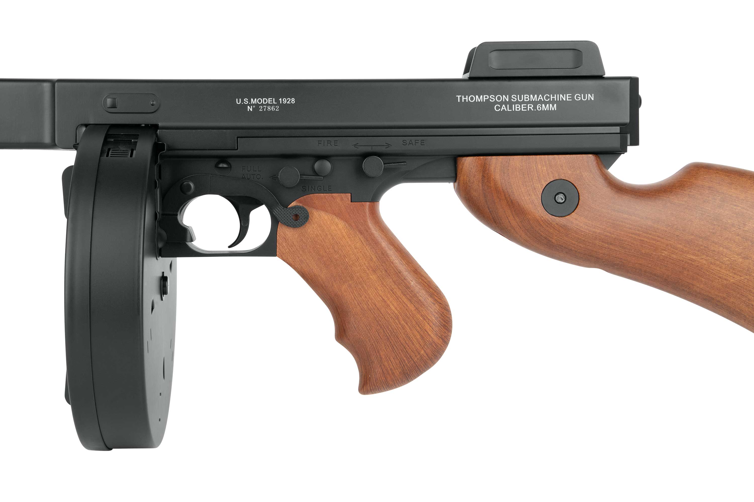 Nachbildung einer Airsoft-Maschinenpistole von Thompson aus dem Jahr 1928 mit schwarzem Metallgehäuse, Trommelmagazin und klassischem Pistolengriff aus Holz.