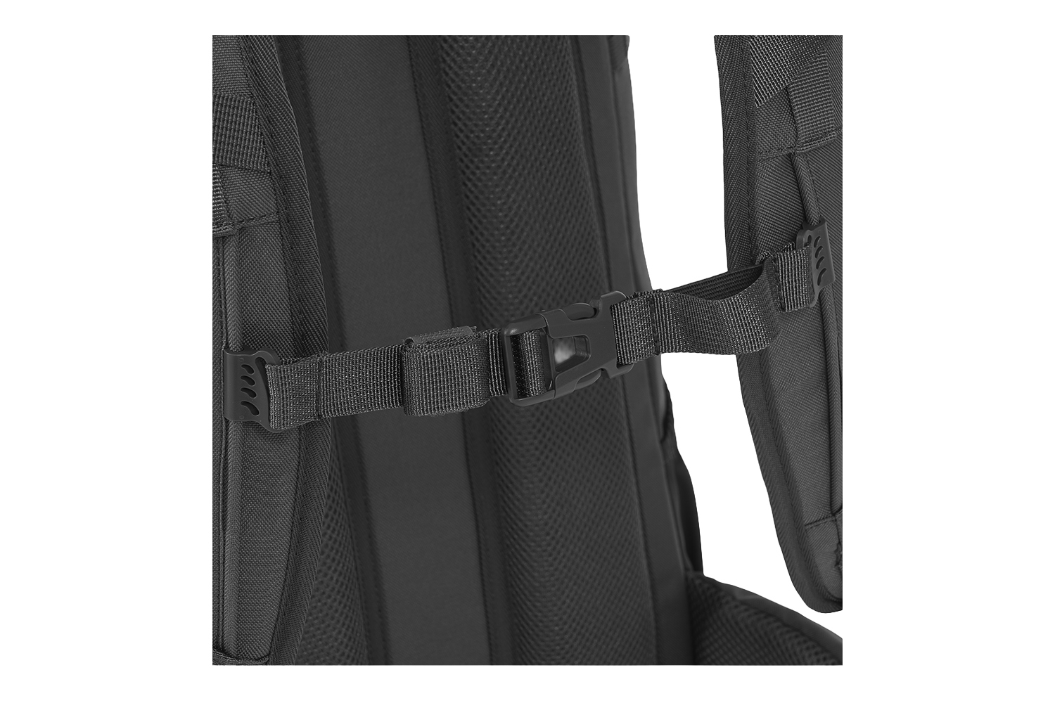 Nahaufnahme eines schwarzen Brustgurts für einen taktischen Rucksack mit robuster Kunststoffschnalle und verstellbarem Nylongewebe.