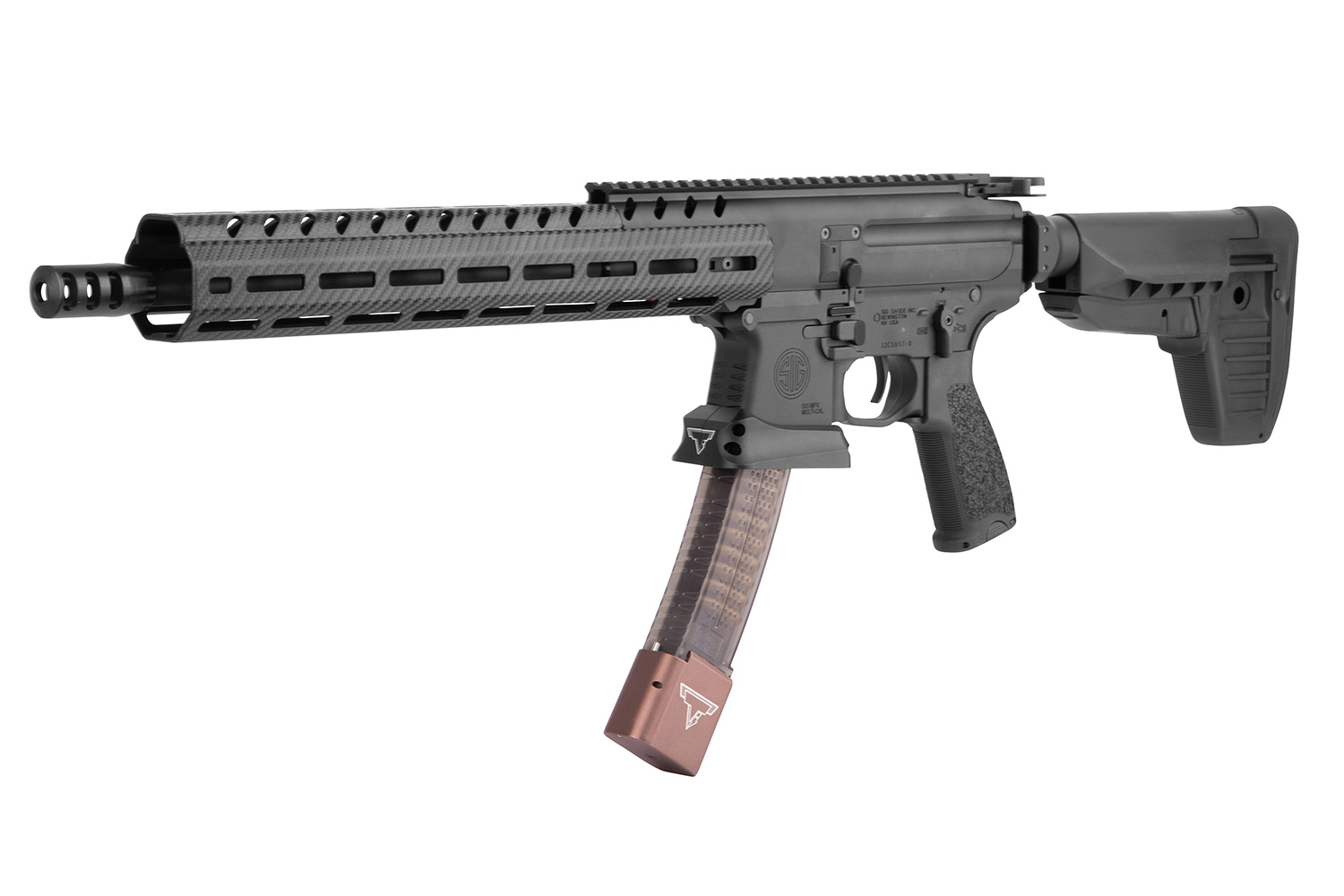 Schwarzes Sig Sauer MPX-Luftgewehr mit Kohlefaser-Handschutz, verlängertem Magazin und verstellbarem Schaft auf weißem Hintergrund.