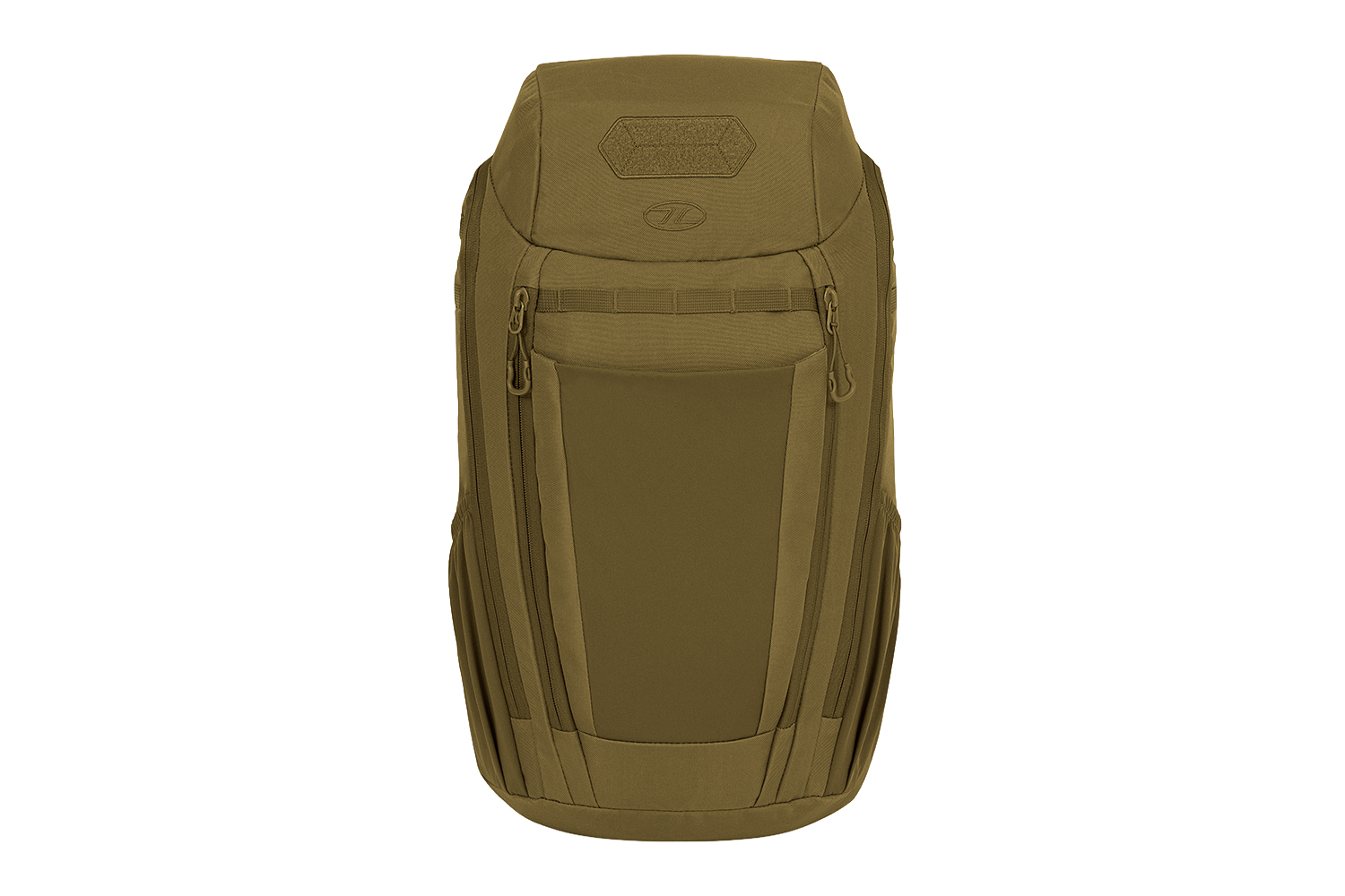 Taktischer Rucksack in der Farbe Kojotenbraun mit einem Frontfach mit Reißverschluss, MOLLE-Gurtband und einem Klettverschlussbereich oben.