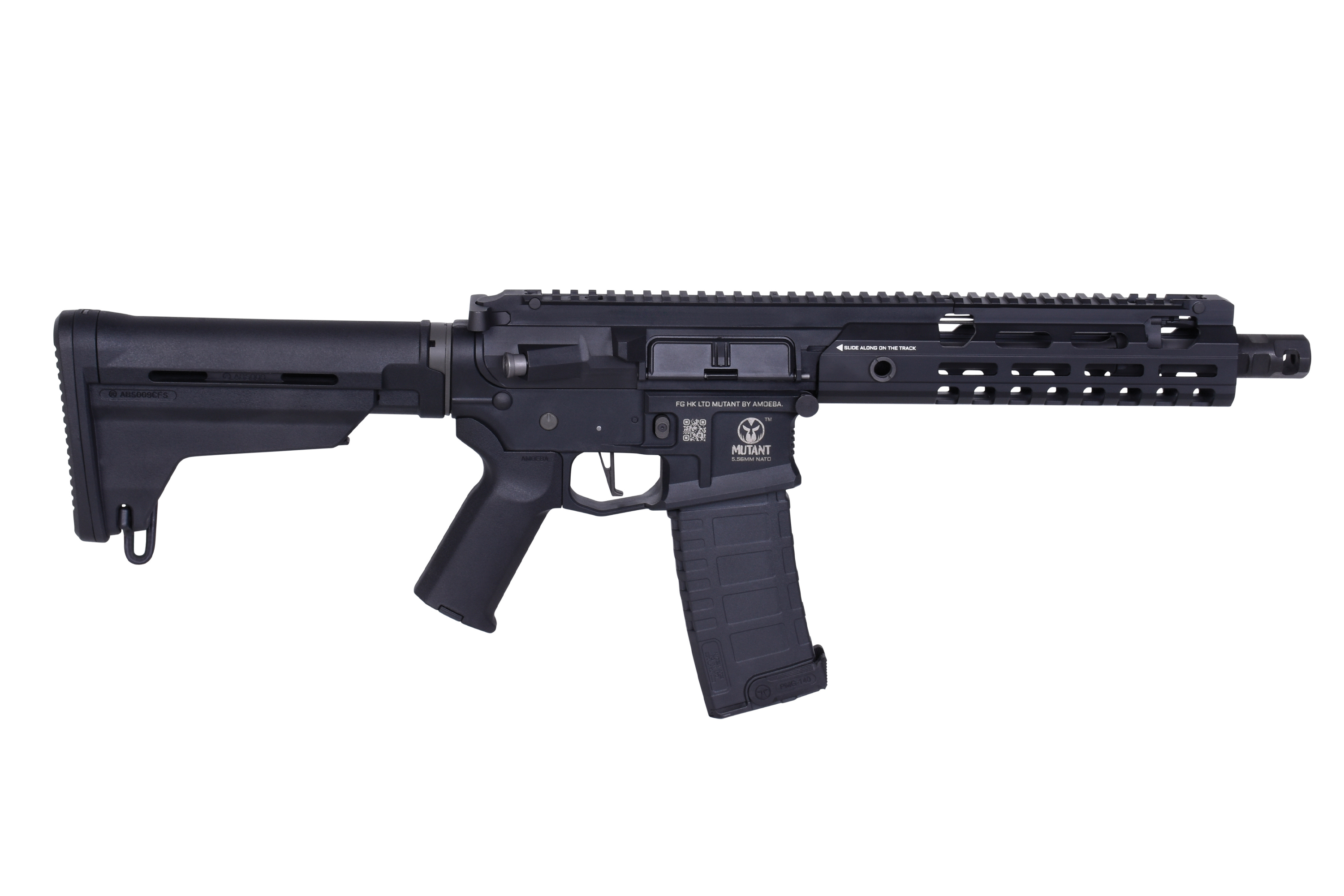 Schwarzes Airsoft-Gewehr Ares Amoeba Mutant mit verstellbarem Schaft, modularem Handschutz und Magazin auf weißem Hintergrund.