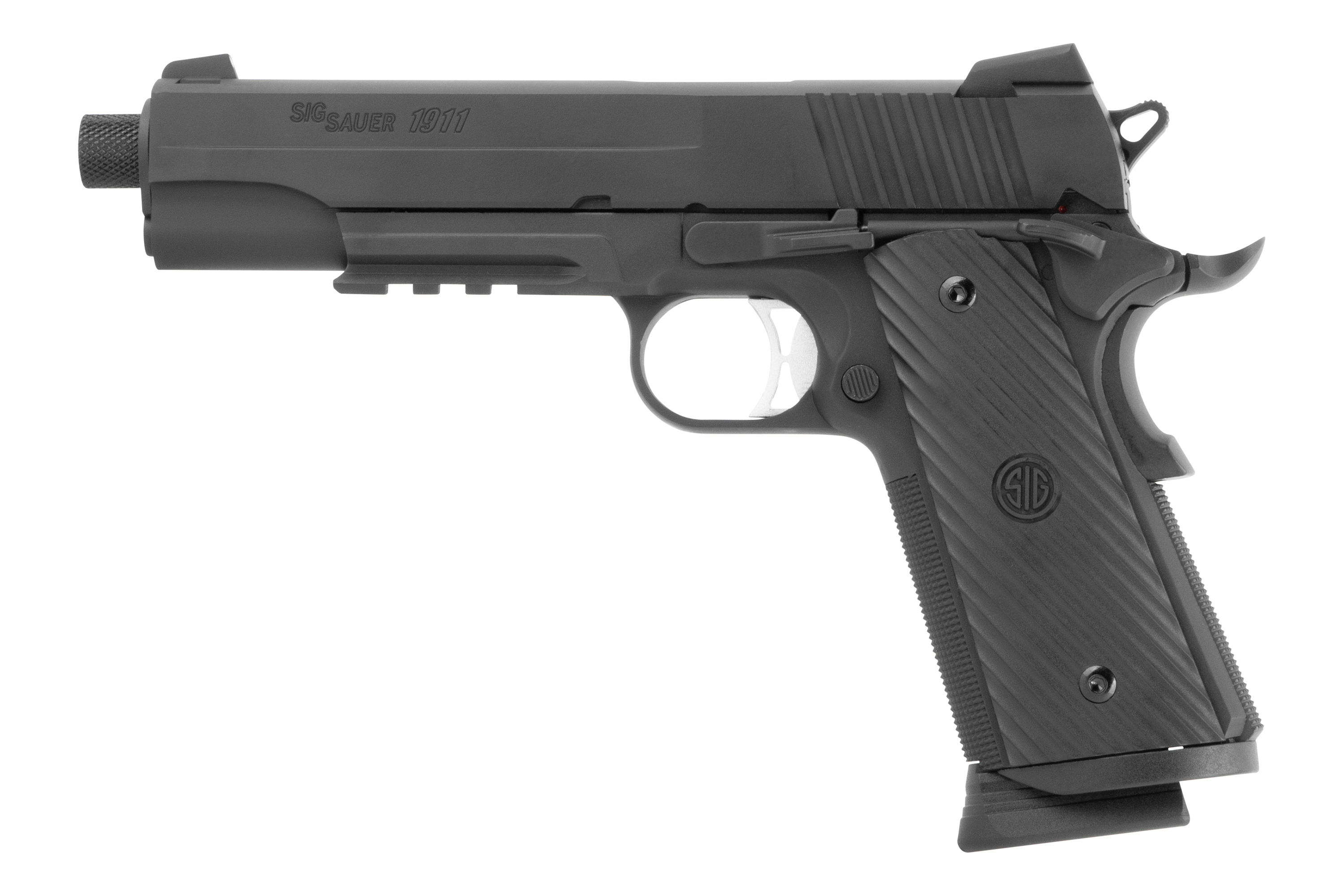 Schwarze Sig Sauer 1911 Luftpistole mit Gewindelauf, taktischer Schiene und strukturierten Griffen auf weißem Hintergrund.