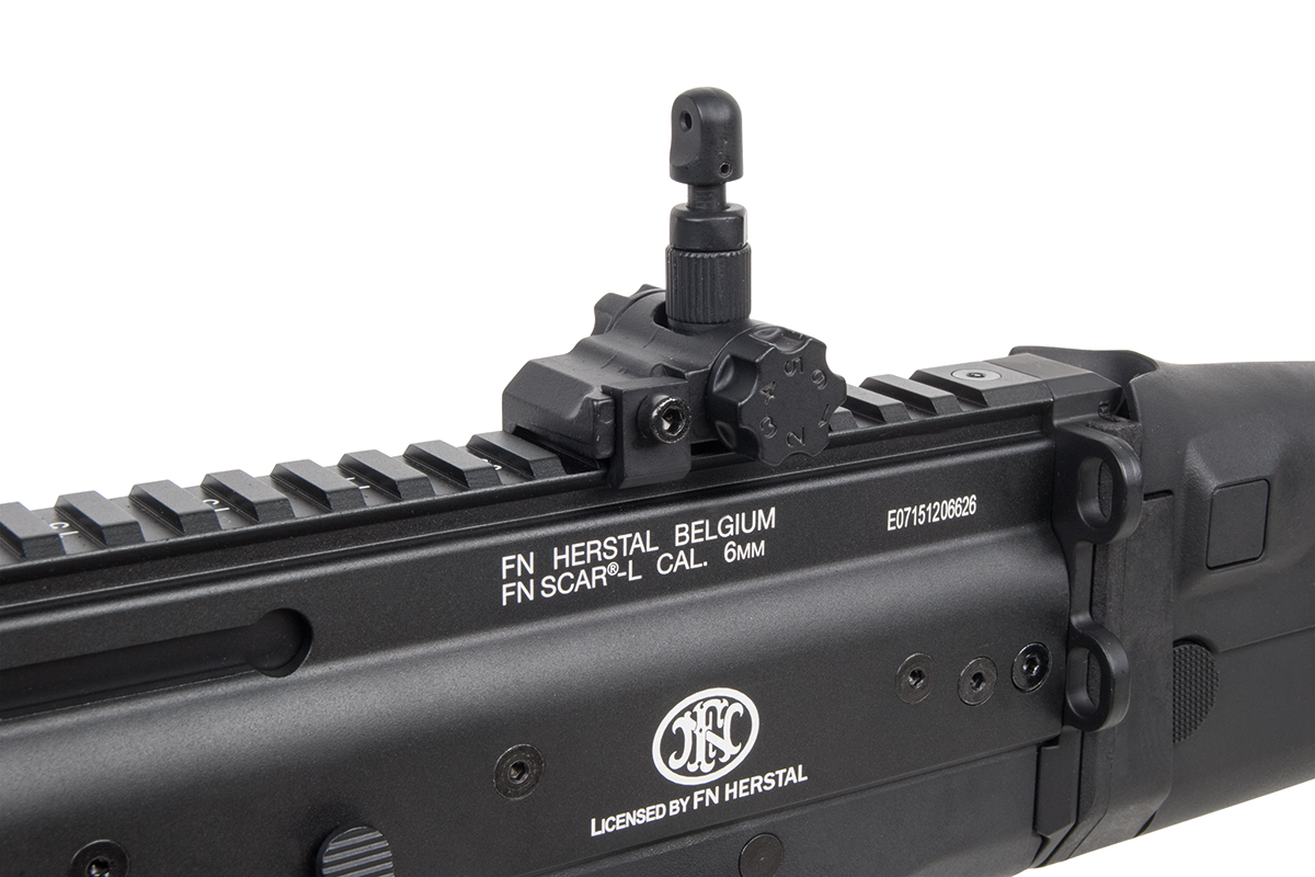 Schwarzes 6-mm-Airsoftgewehr FN Herstal FN SCAR-L mit detailliertem, verstellbarem Visier und offiziellen Markierungen.