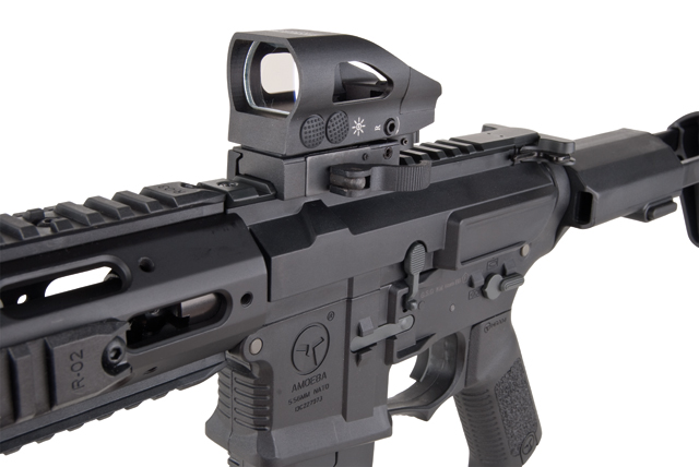 Schwarzes Amoeba-Airsoftgewehr mit montiertem taktischem Rotpunktvisier auf einer Picatinny-Schiene für präzises Schießen.