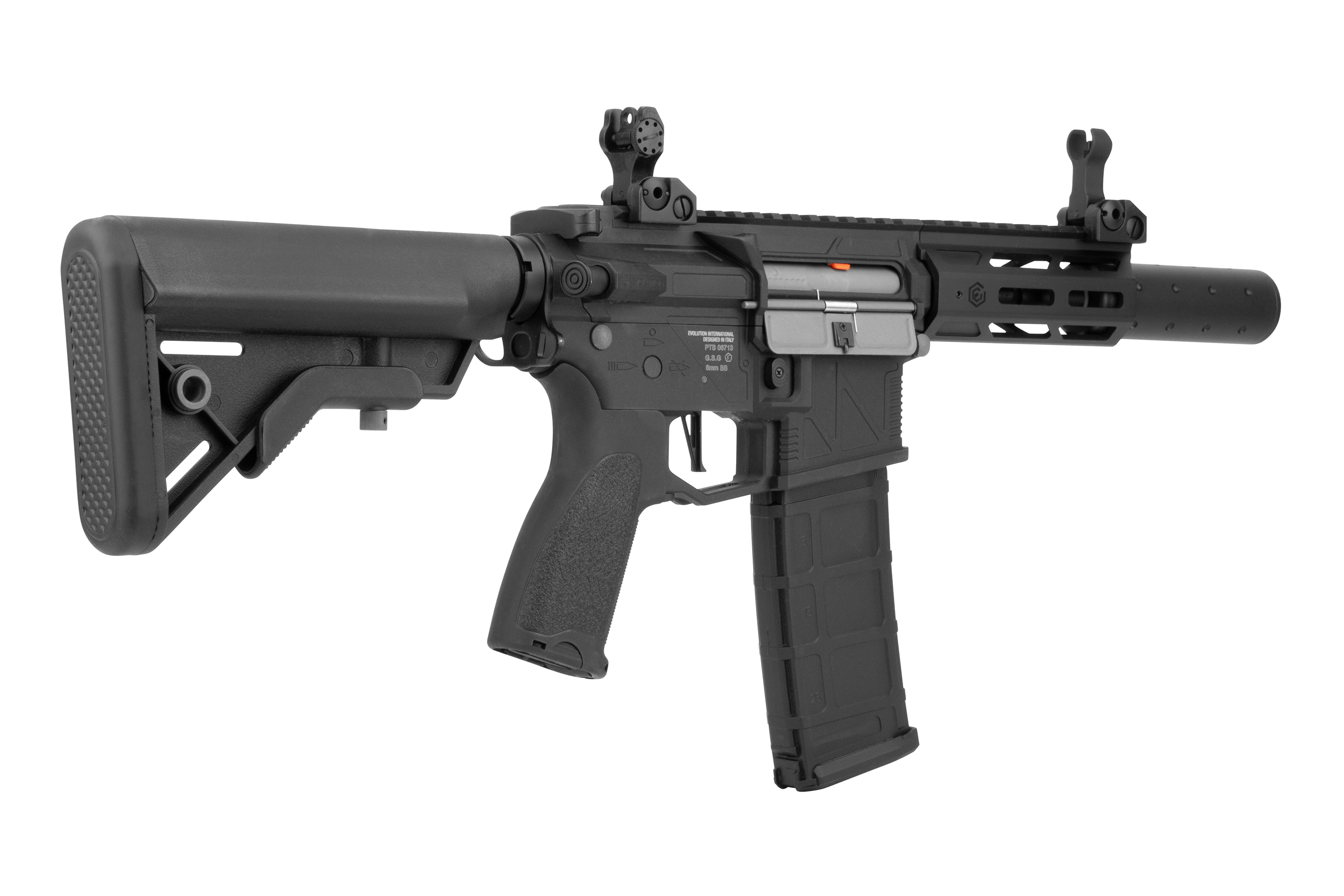 Black Evolution International Airsoft-Gewehr mit verstellbarem Schaft, Polymermagazin und Eisenvisier auf weißem Hintergrund.
