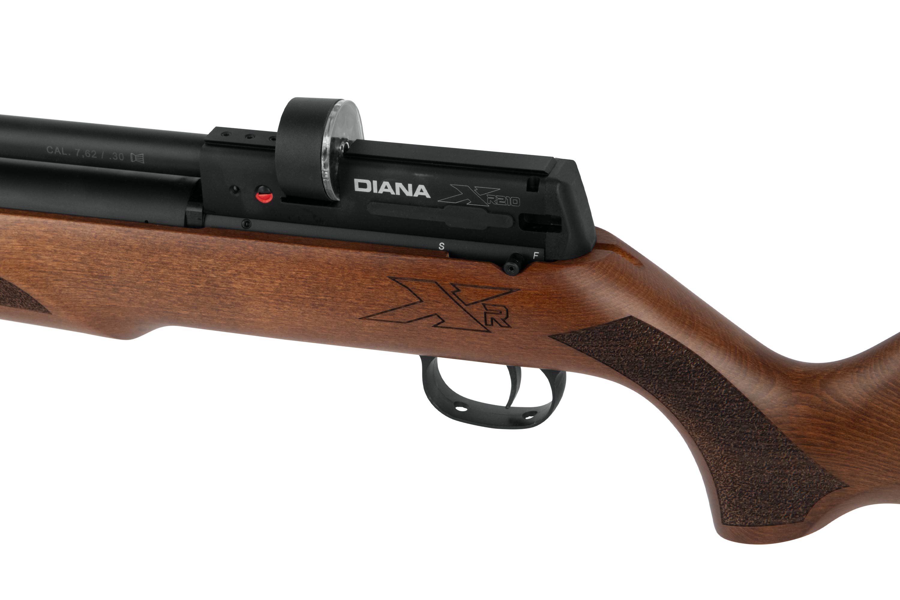 Nahaufnahme des Luftgewehrgehäuses Diana XR210 mit Holzschaft, schwarzem Metallsystem und integriertem Messgerät.
