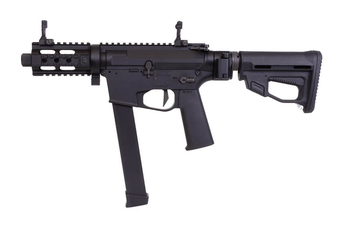 Ares Amoeba Striker schwarzer Airsoft-Karabiner mit kompaktem Schienensystem, verstellbarem Schaft und langem Magazin auf Weiß.