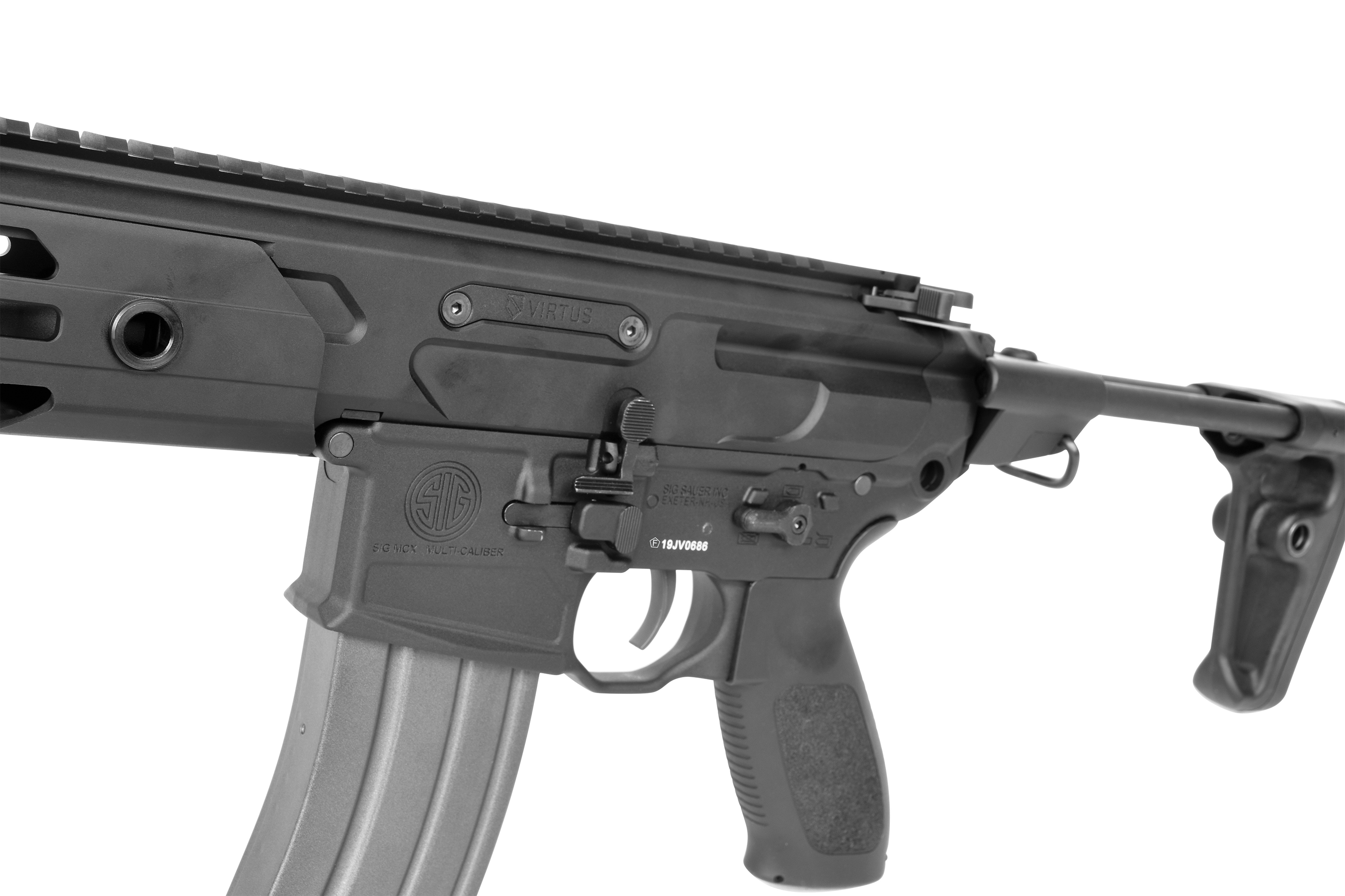 Nahaufnahme des schwarzen Luftgewehrempfängers Sig Sauer MCX Virtus mit taktischem Design und metallischen Magazindetails.