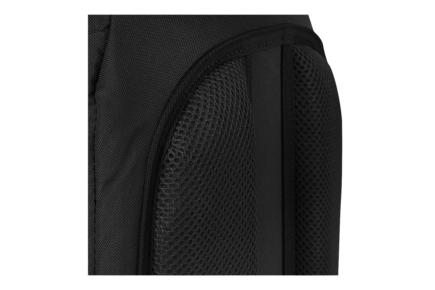 Nahaufnahme eines schwarzen taktischen Rucksacks mit atmungsaktiver Netzpolsterung an den Schultergurten für zusätzlichen Komfort.
