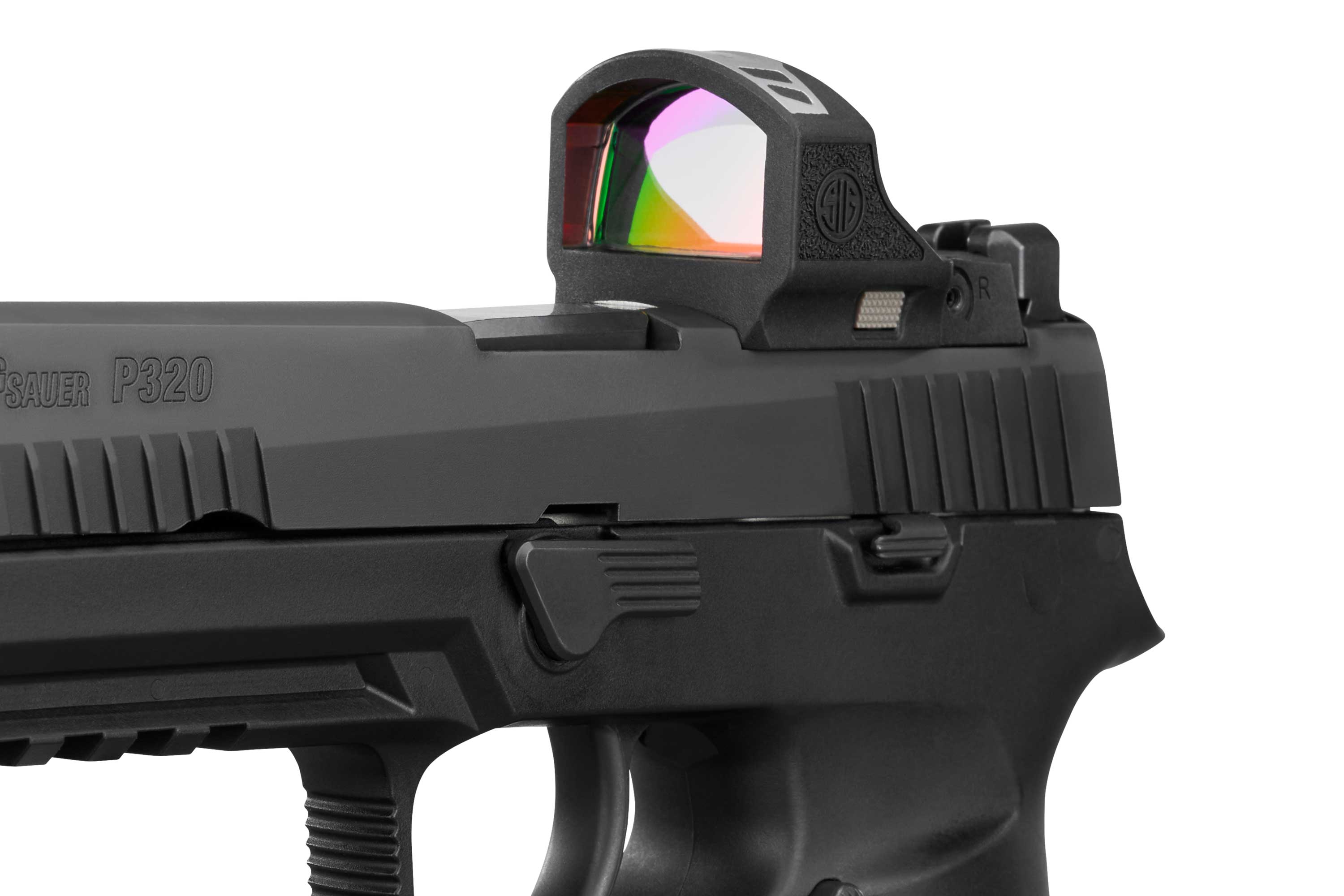 Sig Sauer P320-Pistole mit montiertem schwarzem Reflex-Leuchtpunktvisier und klarer Linse auf weißem Hintergrund.
