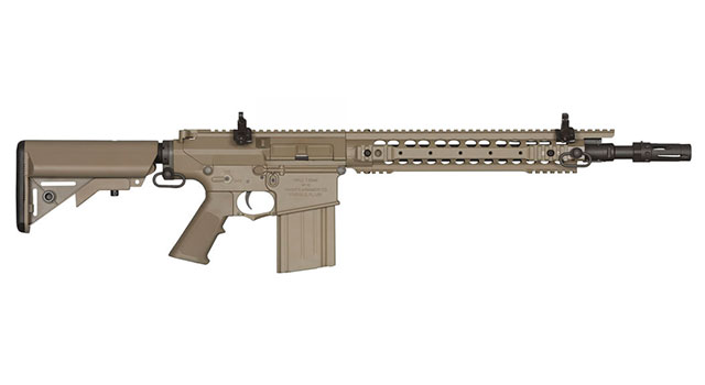 Hellbraunes Knights Armament SR-25 Airsoft-Gewehr mit verstellbarem Schaft, Schienensystem und Eisenvisier auf weißem Hintergrund.