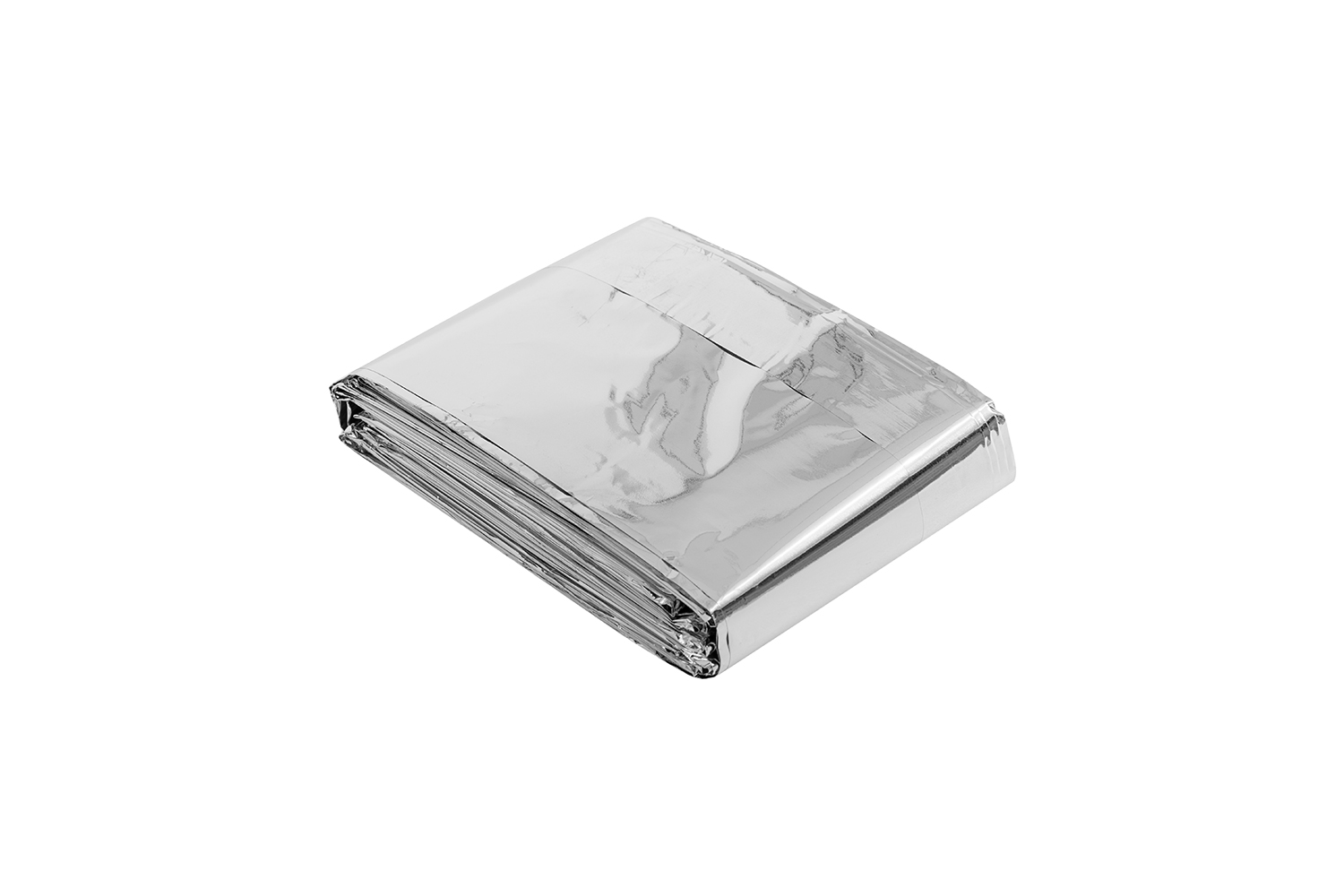 Eine gefaltete, reflektierende silberne Rettungsdecke aus dünnem, strapazierfähigem Material, isoliert auf weißem Hintergrund.