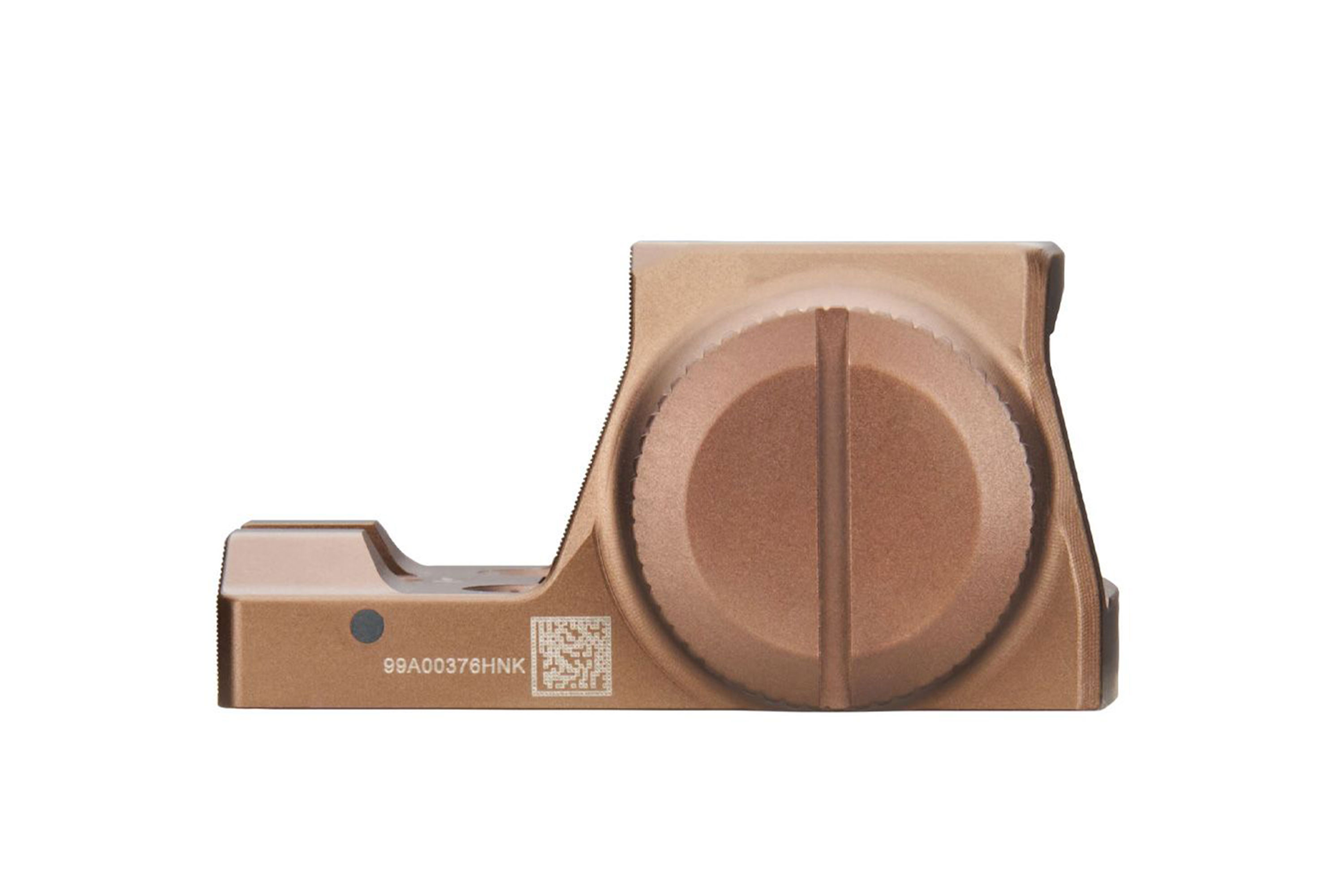 Seitenprofil eines hellbraunen Aimpoint ACRO P-2 Leuchtpunktvisiers mit markantem Batteriefachdeckel und Seriennummer.