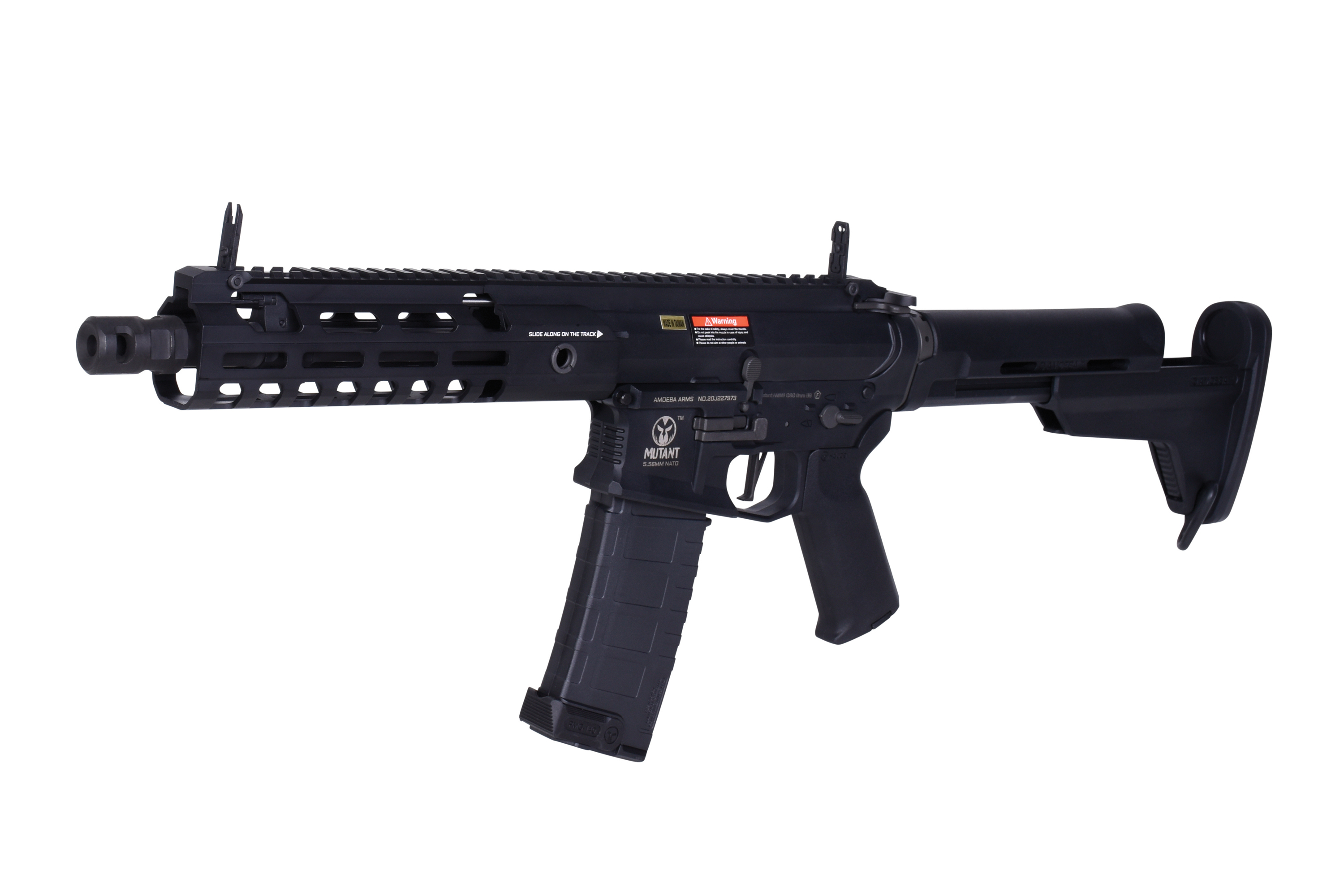Schwarzes Airsoft-Gewehr Ares Amoeba Mutant mit verstellbarem Schaft, taktischem Handschutz und Magazin auf weißem Hintergrund.
