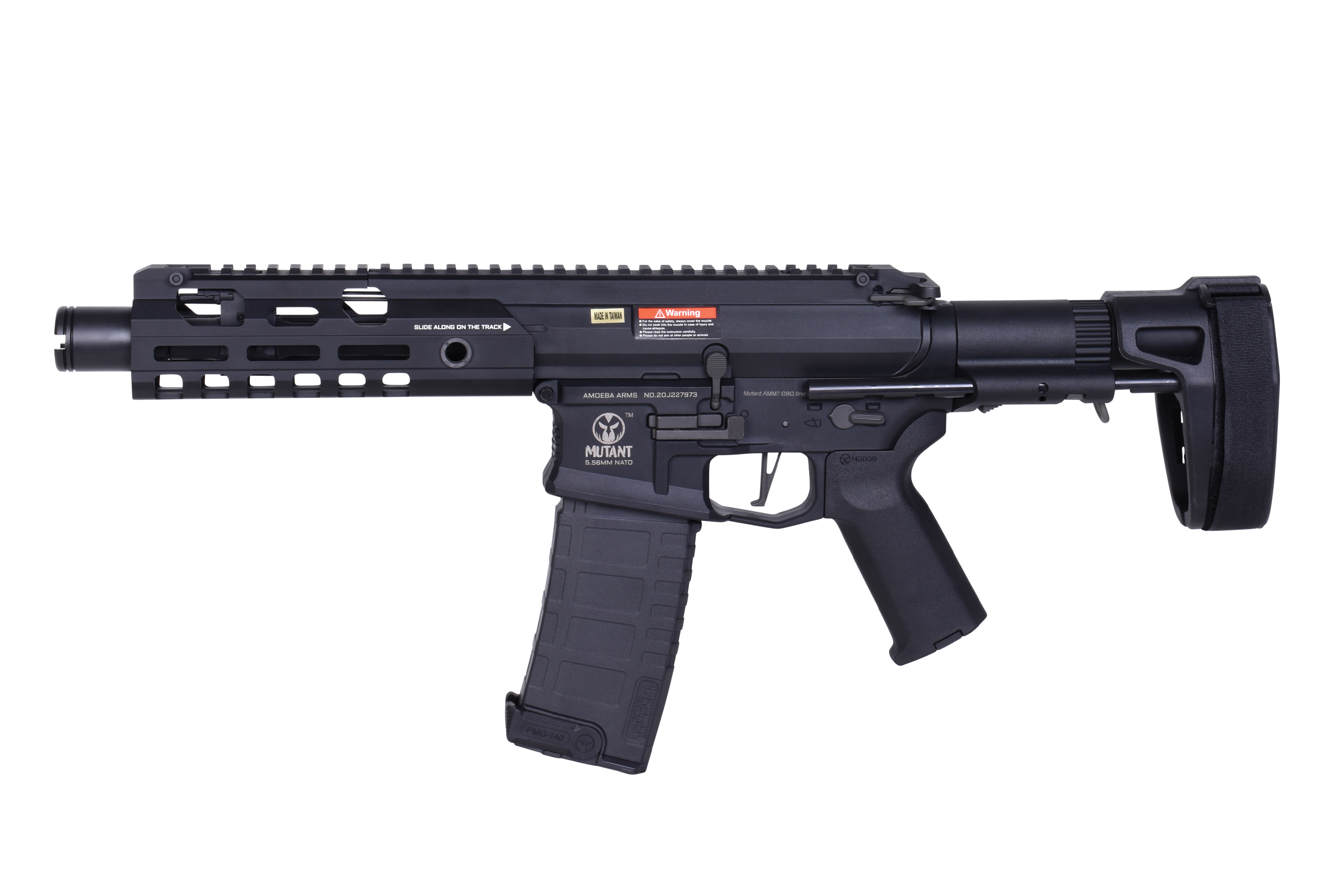 Amoeba Arms Mutant Airsoft-Gewehr in Schwarz mit taktischem Handschutz, verstellbarem Schaft und Magazin auf weißem Hintergrund.