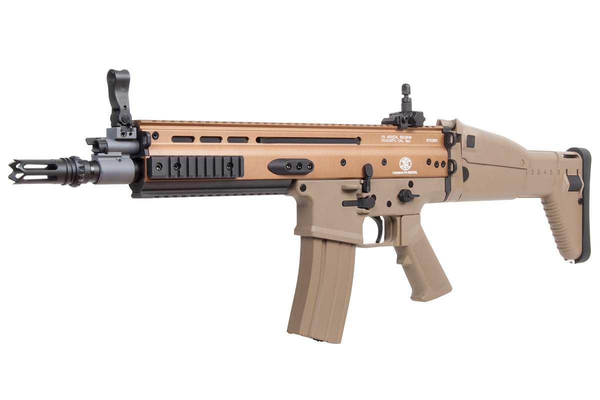 FN Herstal FN SCAR-L Airsoft-Gewehr in hellbrauner Farbe mit taktischem Schienensystem und verstellbarem Schaftdesign.