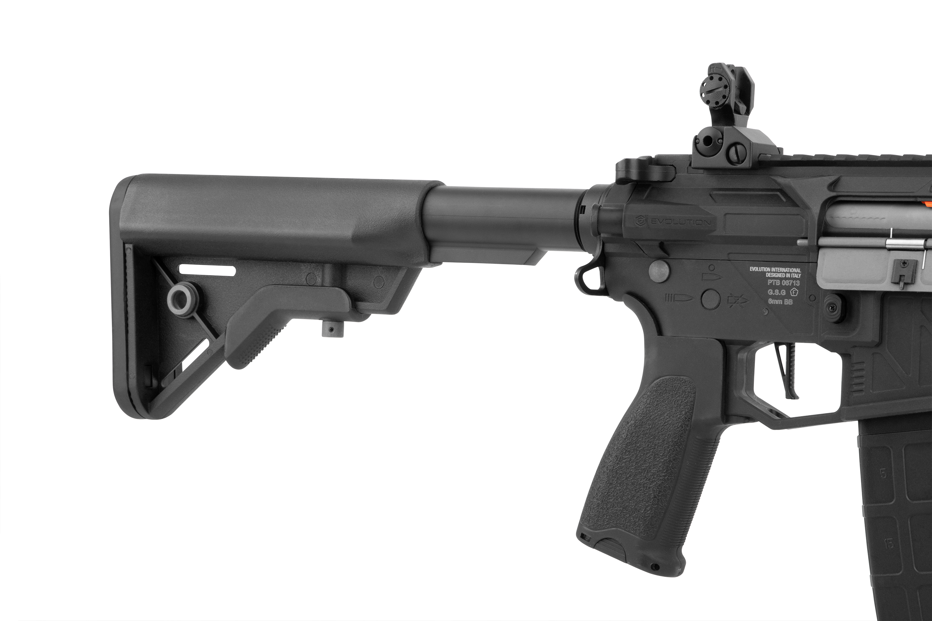 Black Evolution International Airsoft-Gewehrschaft und Empfängerdetail mit verstellbarem Hinterschaft und eiserner Visierung.