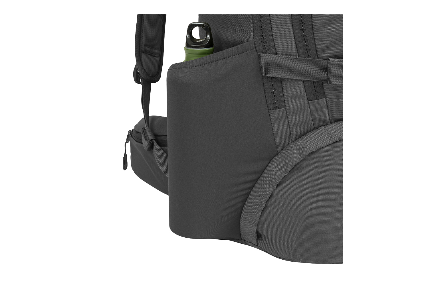 Nahaufnahme einer schwarzen Seitentasche eines taktischen Rucksacks mit einer grünen Wasserflasche, auf der strapazierfähiger Stoff und Träger zu sehen sind.