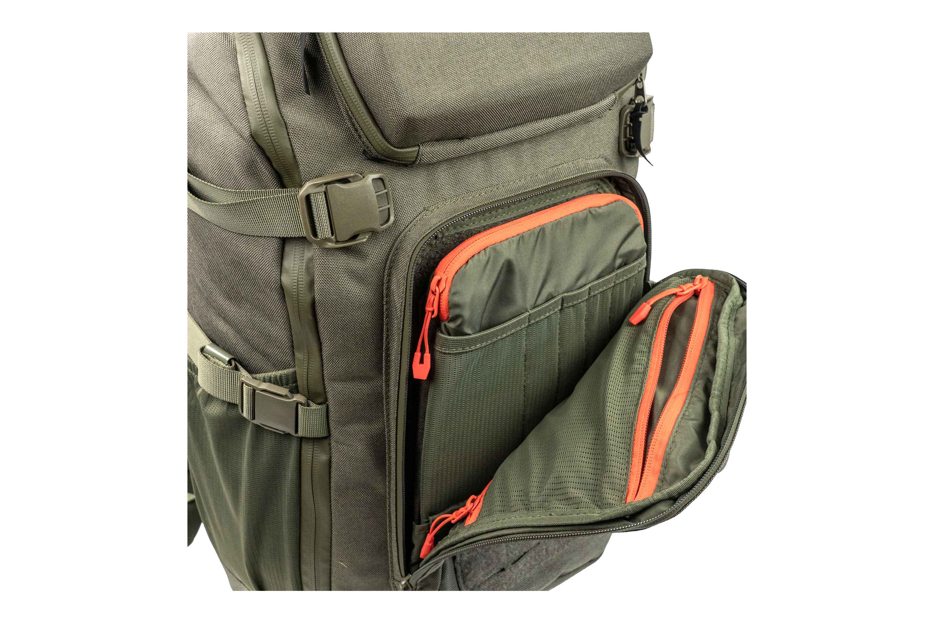 Olivgrüner taktischer Rucksack mit einer offenen Seitentasche mit orangefarbenen Reißverschlüssen und internen Organisationsfächern.