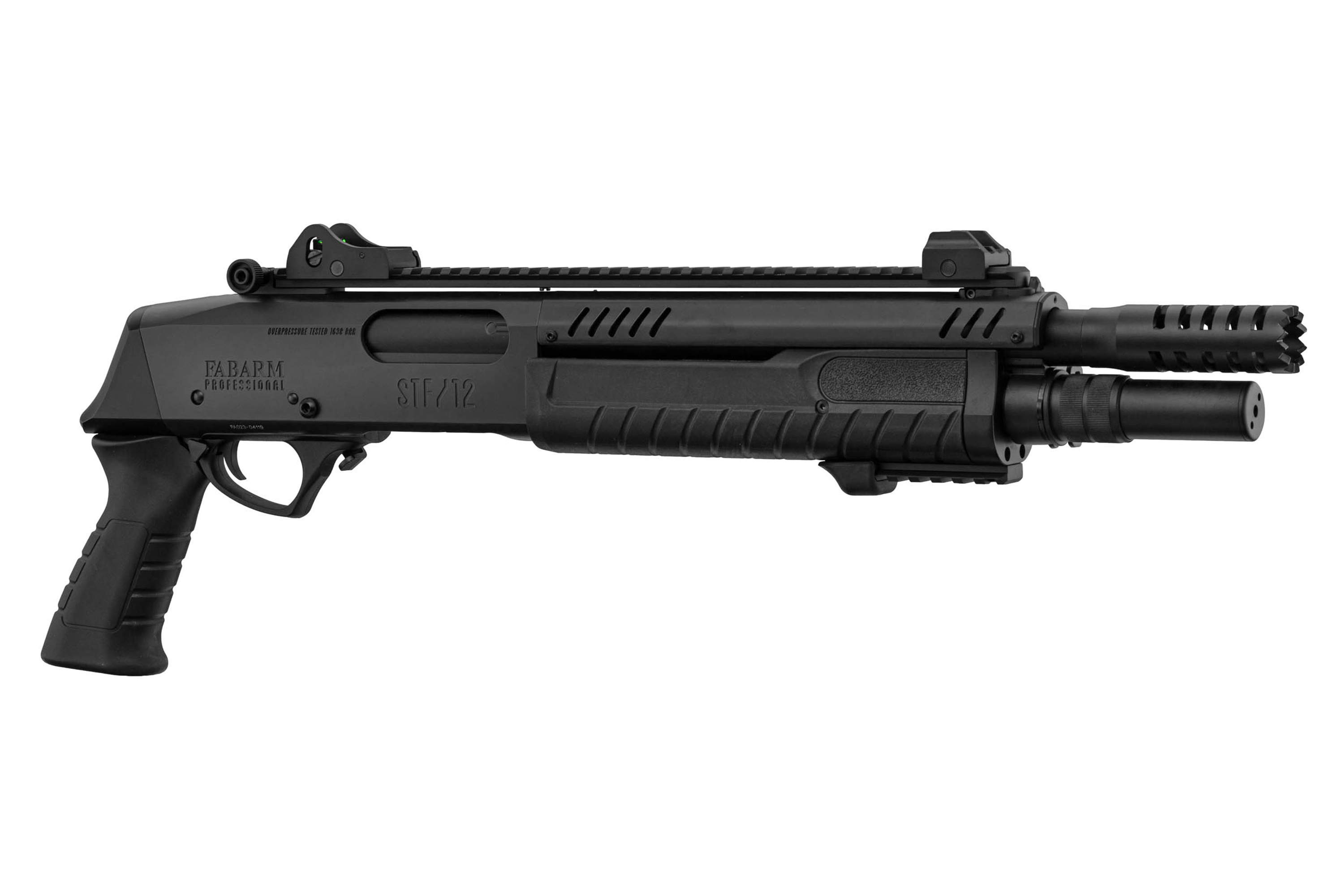 Schwarze taktische Schrotflinte Fabarm STF 12 mit Pistolengriff, Oberschiene und Mündungsbremse, isoliert auf weißem Hintergrund.