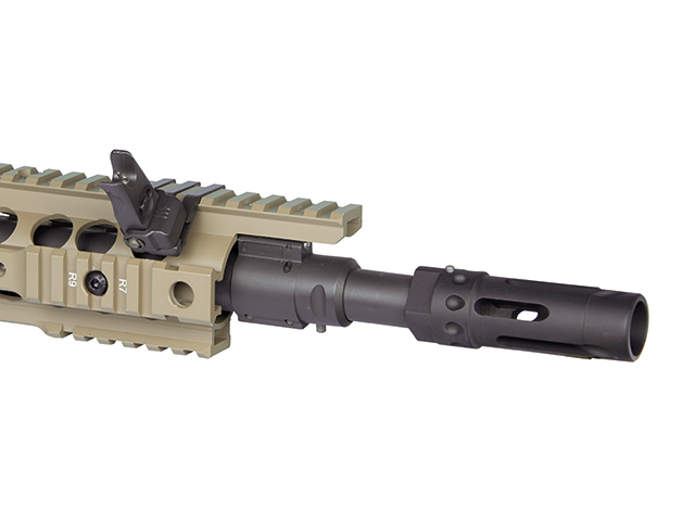 Hellbrauner Gewehrhandschutz mit integriertem Schienensystem, Visier und schwarzem Mündungsfeuerdämpfer für Airsoft oder Schusswaffen.