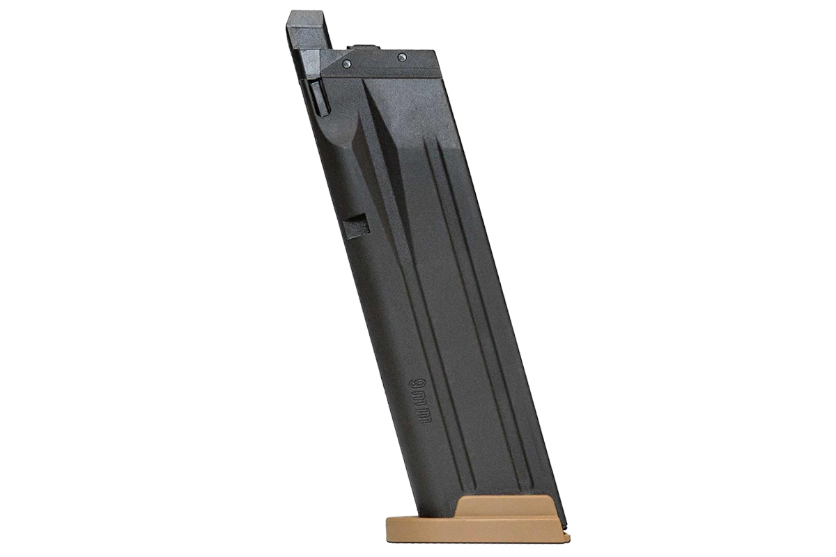 Schwarzes Metallmagazin für 9-mm-Schusswaffen mit hellbrauner Grundplatte, aus der Seitenansicht vor einem schlichten weißen Hintergrund dargestellt.