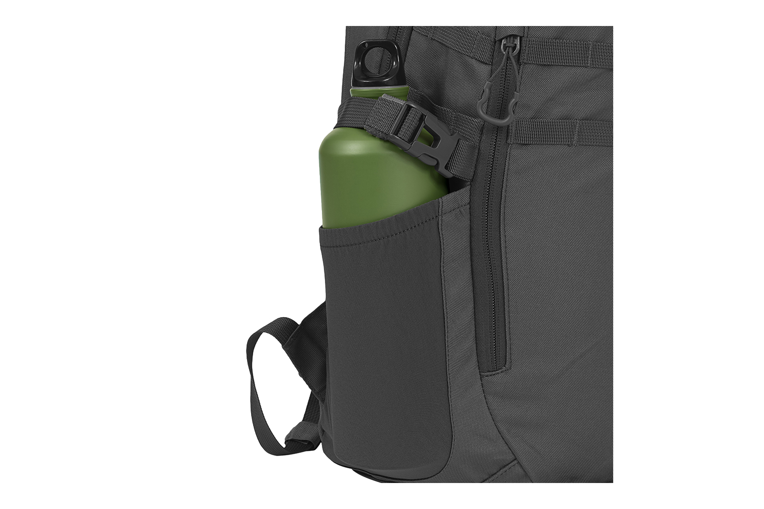 Eine graue Seitentasche eines taktischen Rucksacks mit einer grünen Wasserflasche, die mit einem verstellbaren schwarzen Nylonriemen befestigt ist.