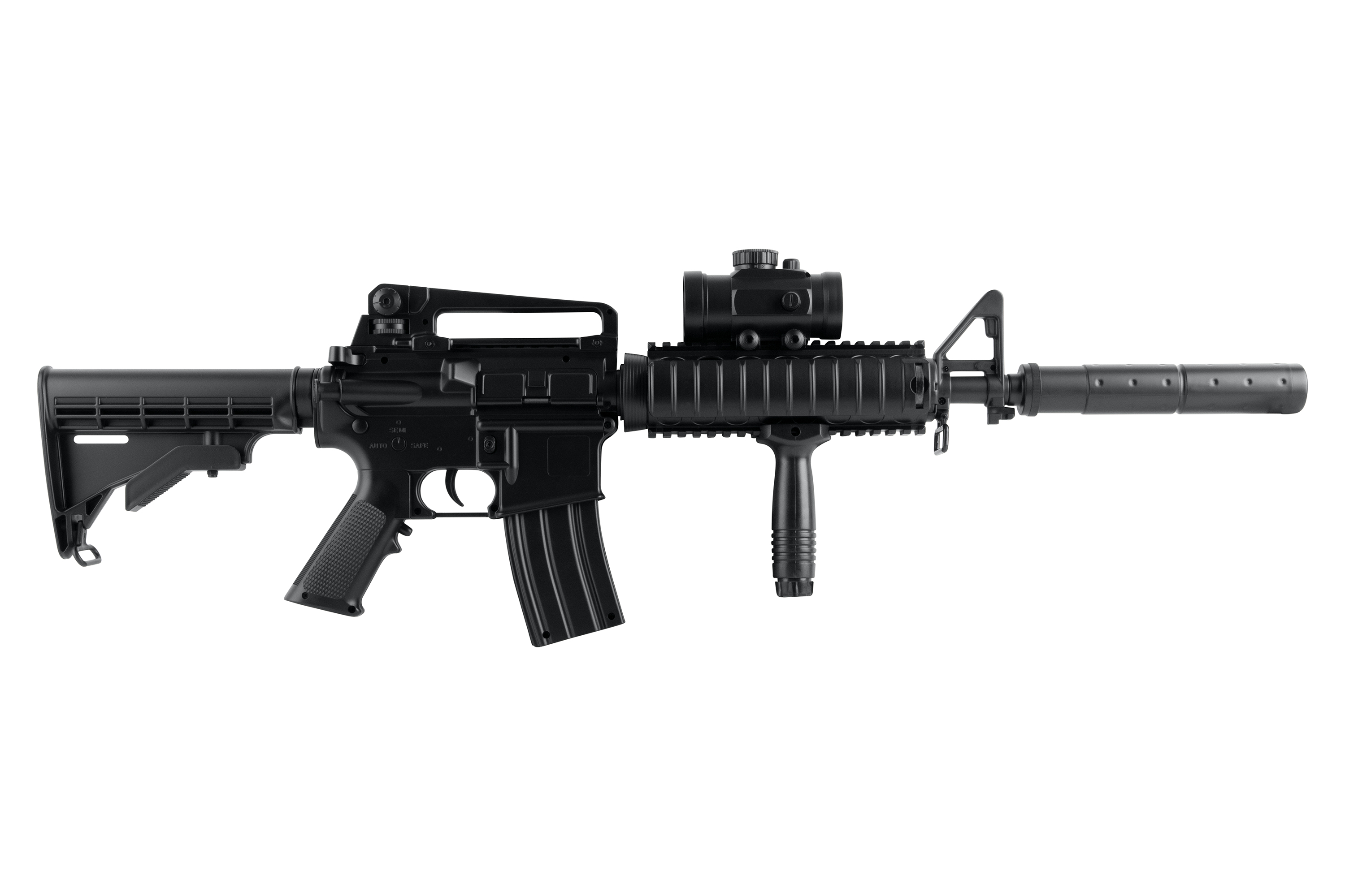 Schwarzes Airsoft-Gewehr im M4-Stil mit taktischem Leuchtpunktvisier, vertikalem Vordergriff und Schalldämpfer auf weißem Hintergrund.