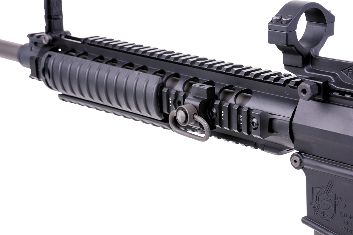 Schwarzer taktischer Luftgewehr-Handschutz mit Picatinny-Schiene, Riemenbügelhalterung und Zielfernrohrring auf weißem Hintergrund.