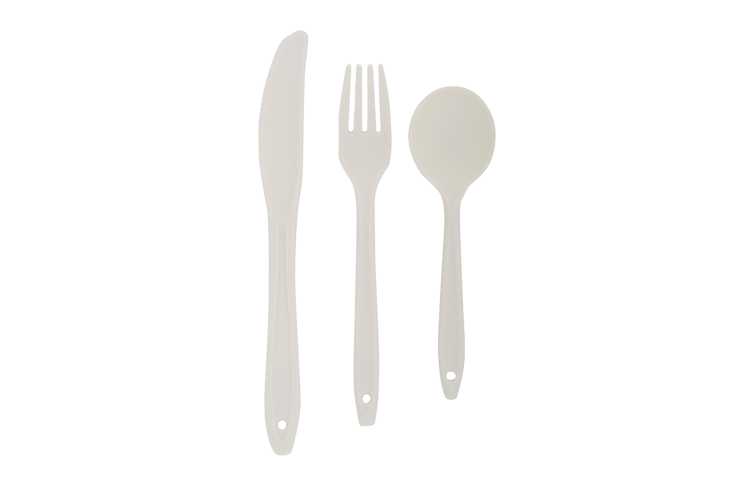 Ein Set aus leichtem, cremefarbenem Campingbesteck aus Kunststoff, bestehend aus Messer, Gabel und Löffel auf einem schlichten weißen Hintergrund.